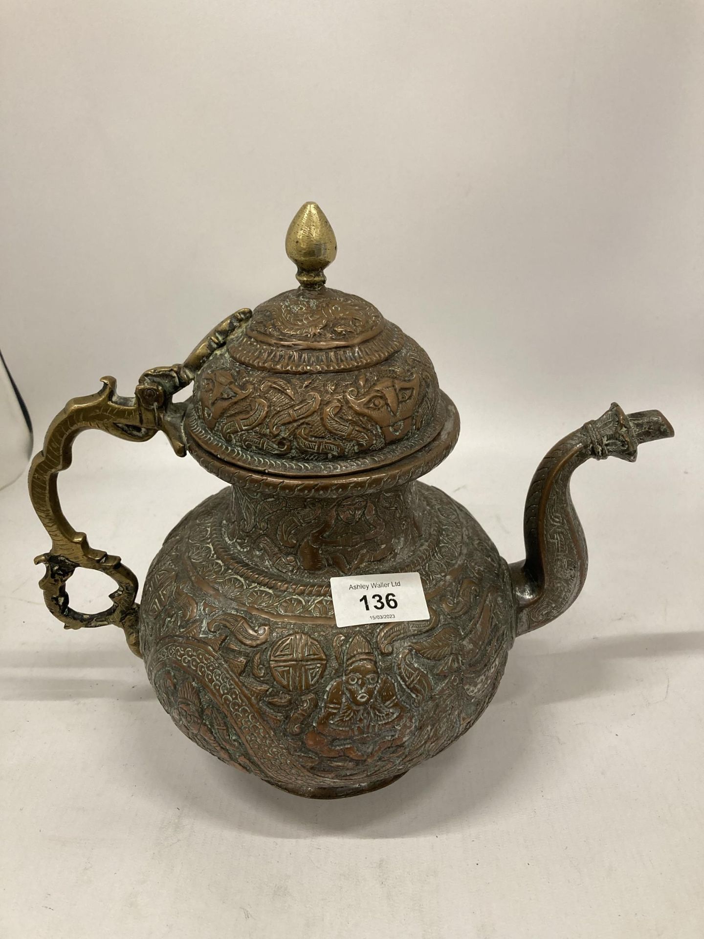 A LARGE COPPER AND BRASS COFFEE POT WITH ORNATE ENGRAVED DECORATION HEIGHT 28CM