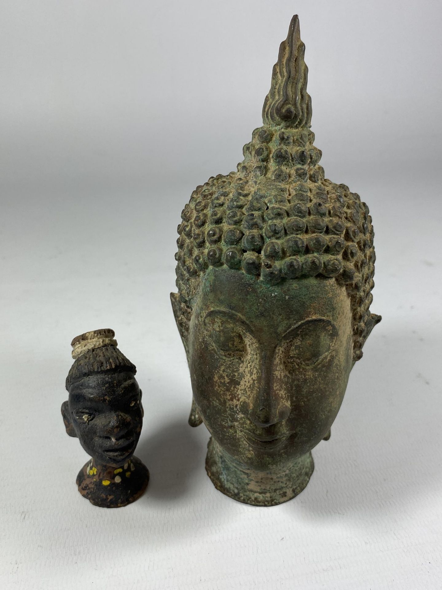 TWO ITEMS TO INCLUDE A ANTIQUE METAL BUDDHA HEAD MODEL, HEIGHT 15CM