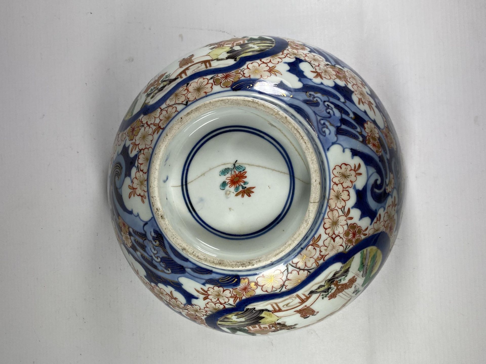 A LARGE JAPANESE MEIJI PERIOD (1868-1912) IMARI PORCELAIN FRUIT BOWL, FLORAL AND DOUBLE RING MARK TO - Image 6 of 9