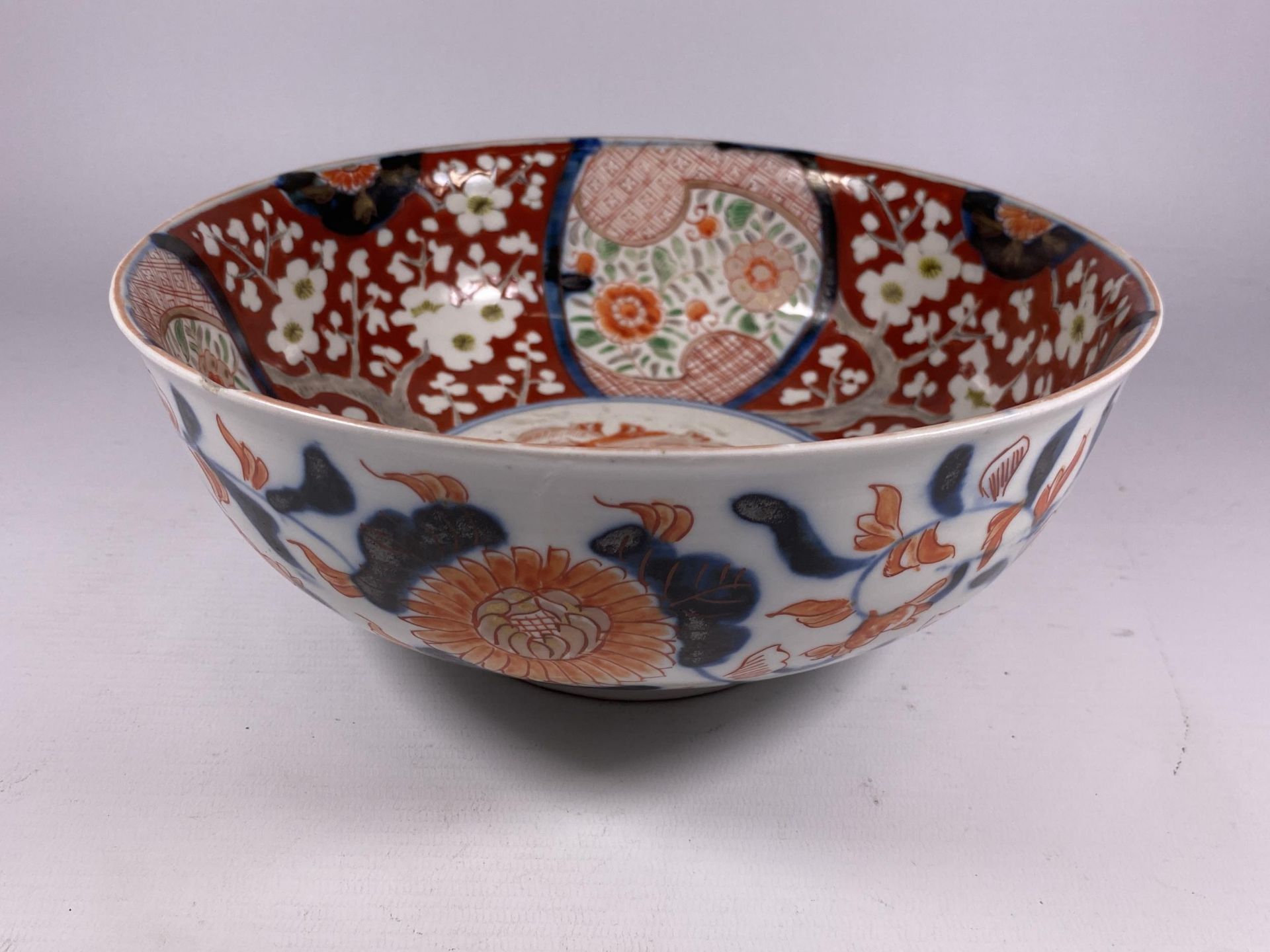 A LARGE JAPANESE MEIJI PERIOD (1868-1912) IMARI FRUIT BOWL WITH RED ENAMELLED FLORAL DESIGN,