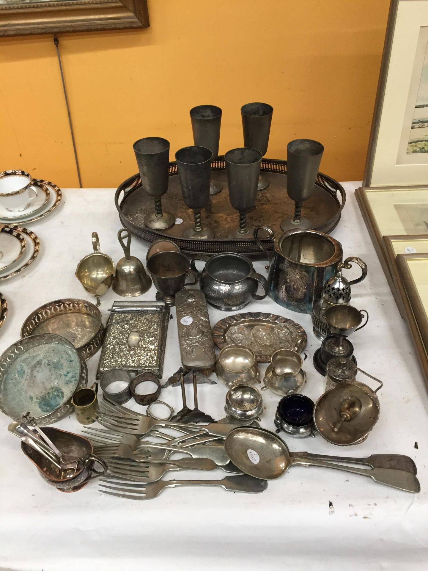 A LARGE QUANTITY OF WHITE METAL AND SILVER PLATE ITEMS TO INCLUDE A TRAY, SIX GOBLETS, FLATWARE, ETC