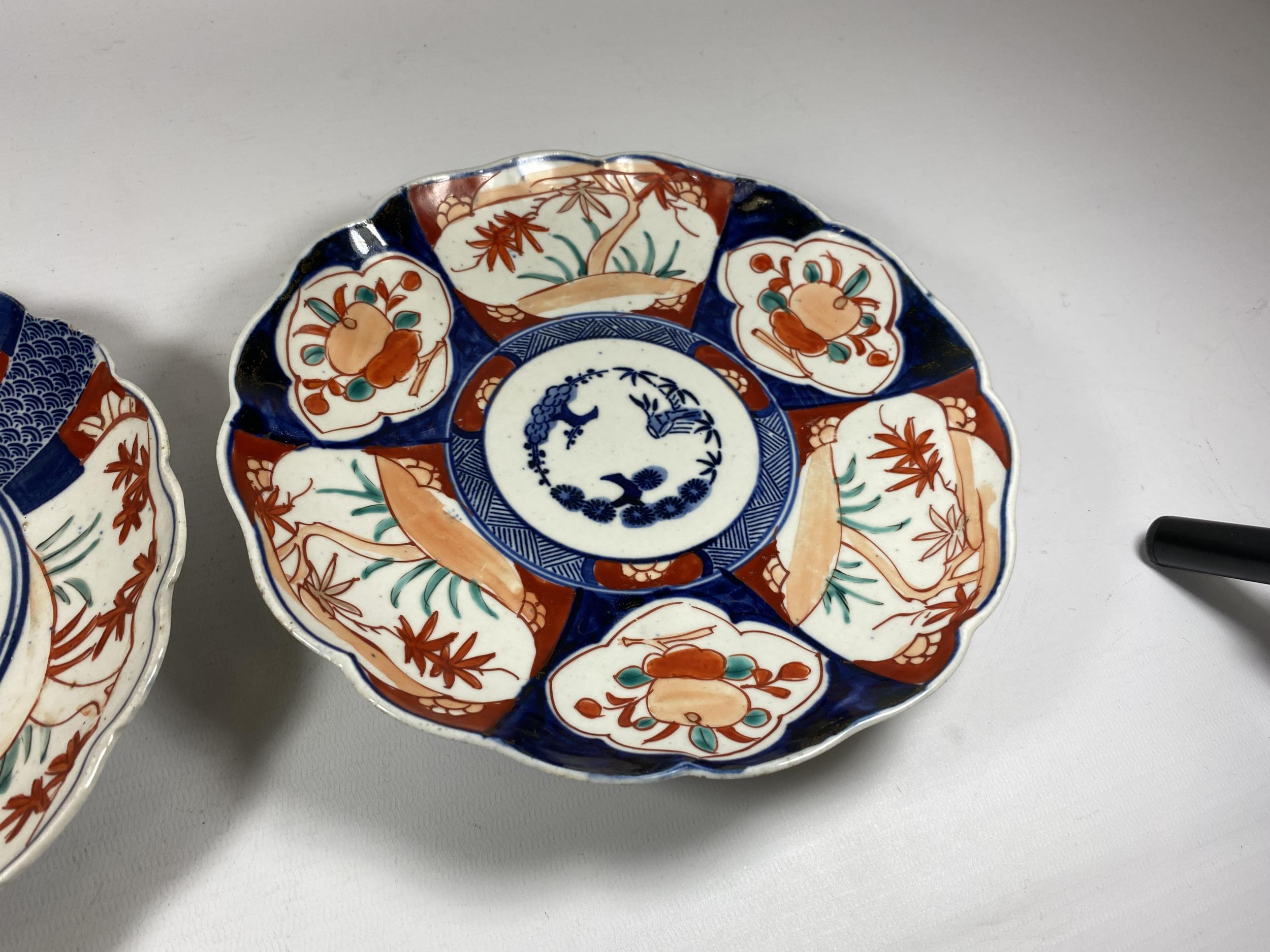 A PAIR OF JAPANESE MEIJI PERIOD (1868-1912) IMARI SCALLOPED RIM PLATES - Image 3 of 4