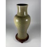 A LARGE CHINESE CELADON CRACKLE GLAZE VASE ON WOODEN STAND, HEIGHT 38CM