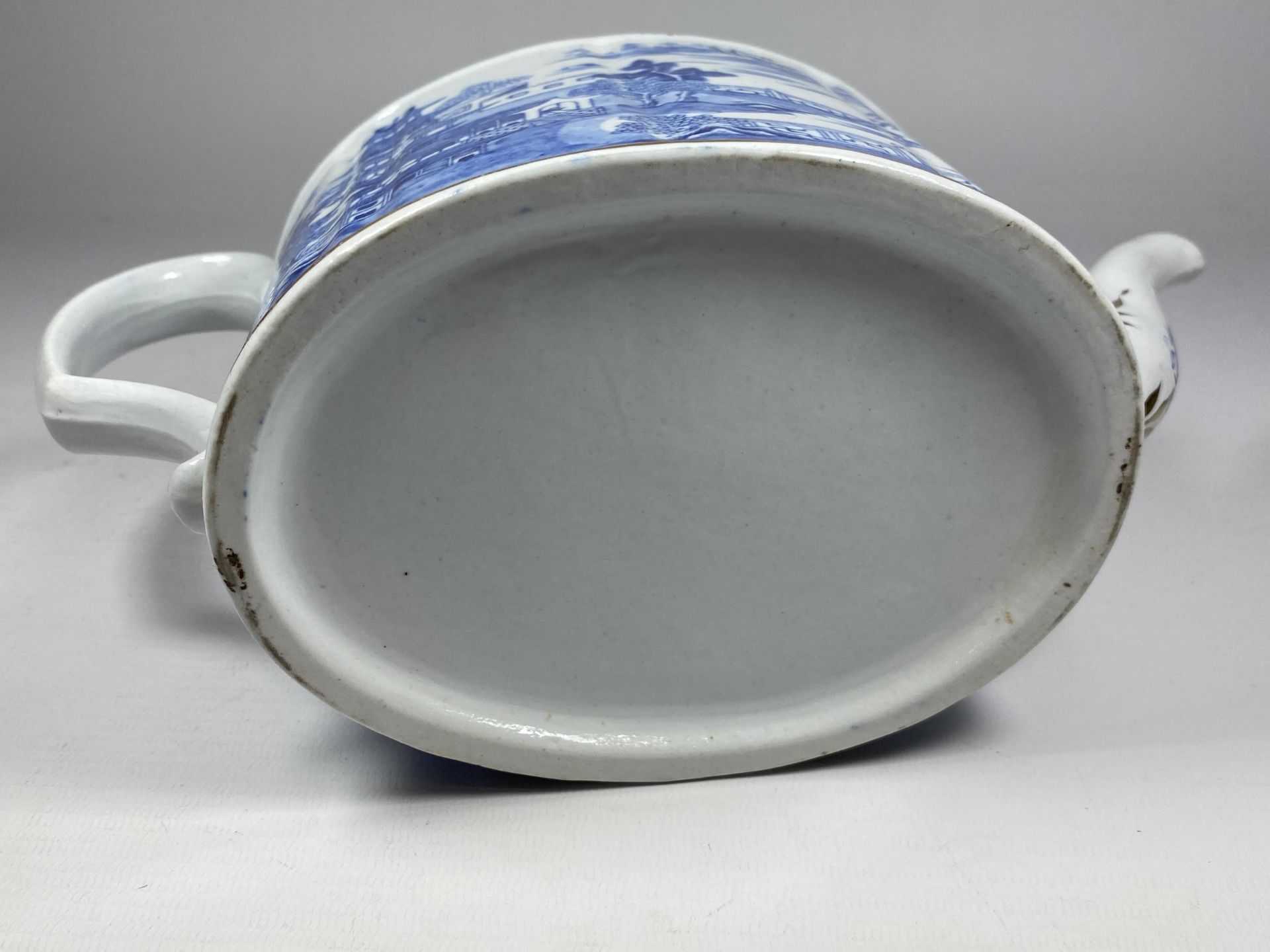 A CHINESE QING BLUE & WHITE EXPORT PORCELAIN TEAPOT WITH PAGODA DESIGN, HEIGHT 15CM - Image 5 of 6