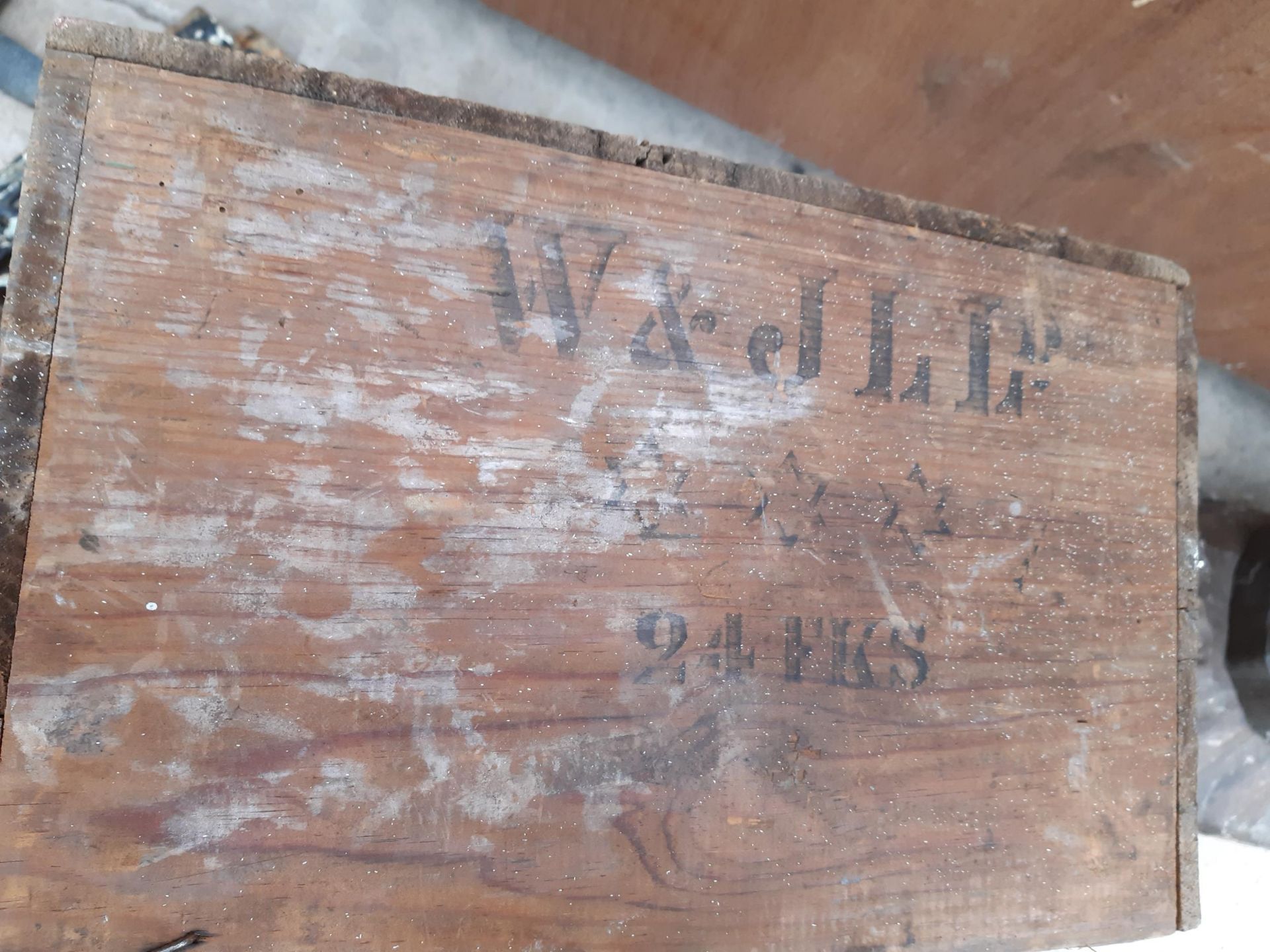 A VINTAGE WOODEN 'MARTELL GOCNAC' MONOGRAMED BOX - Image 3 of 3