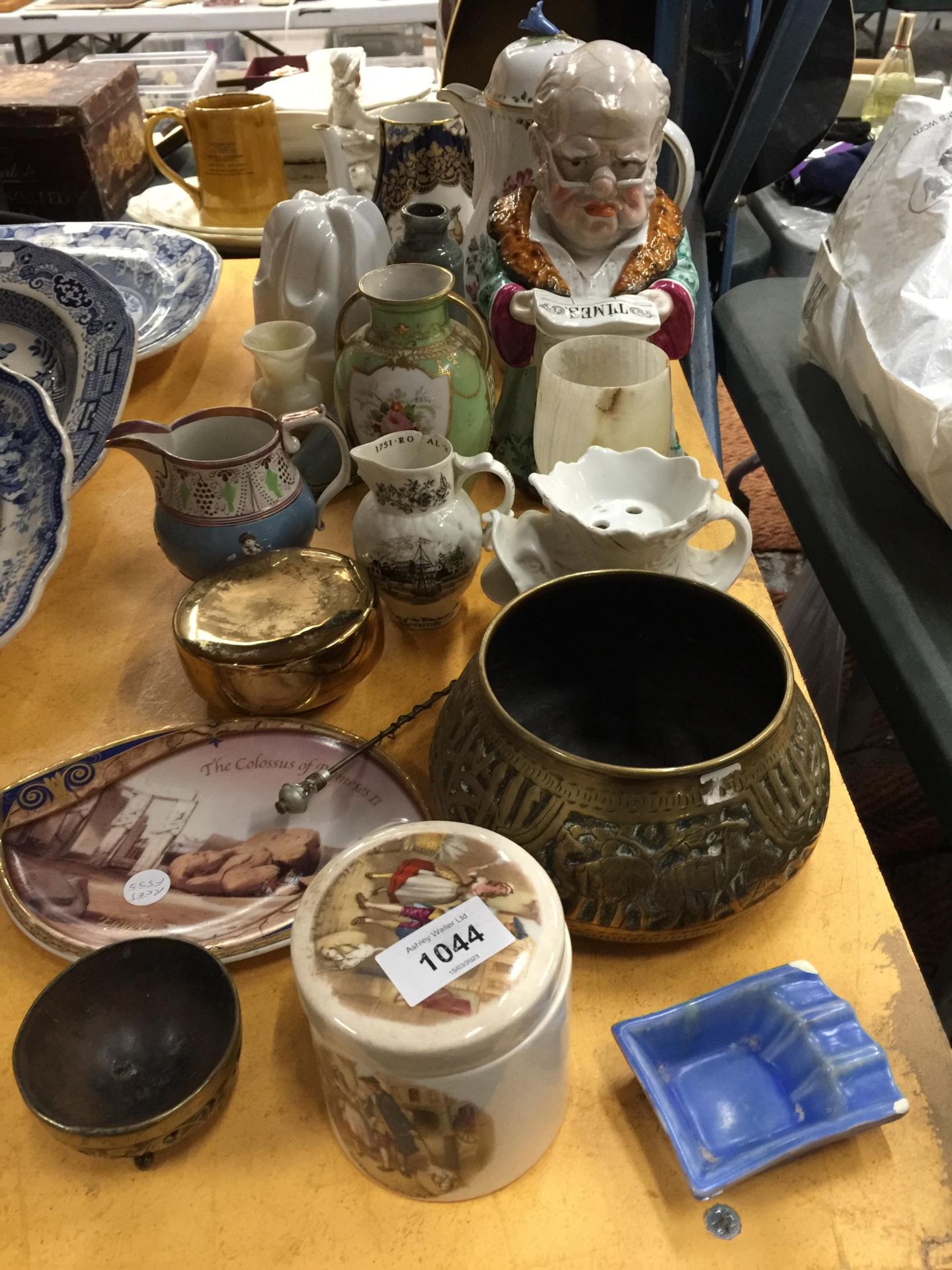 A LARGE QUANTITY OF CERAMIC ITEMS TO INCLUDE A COFFEE POT, VASES, POTS, ETC