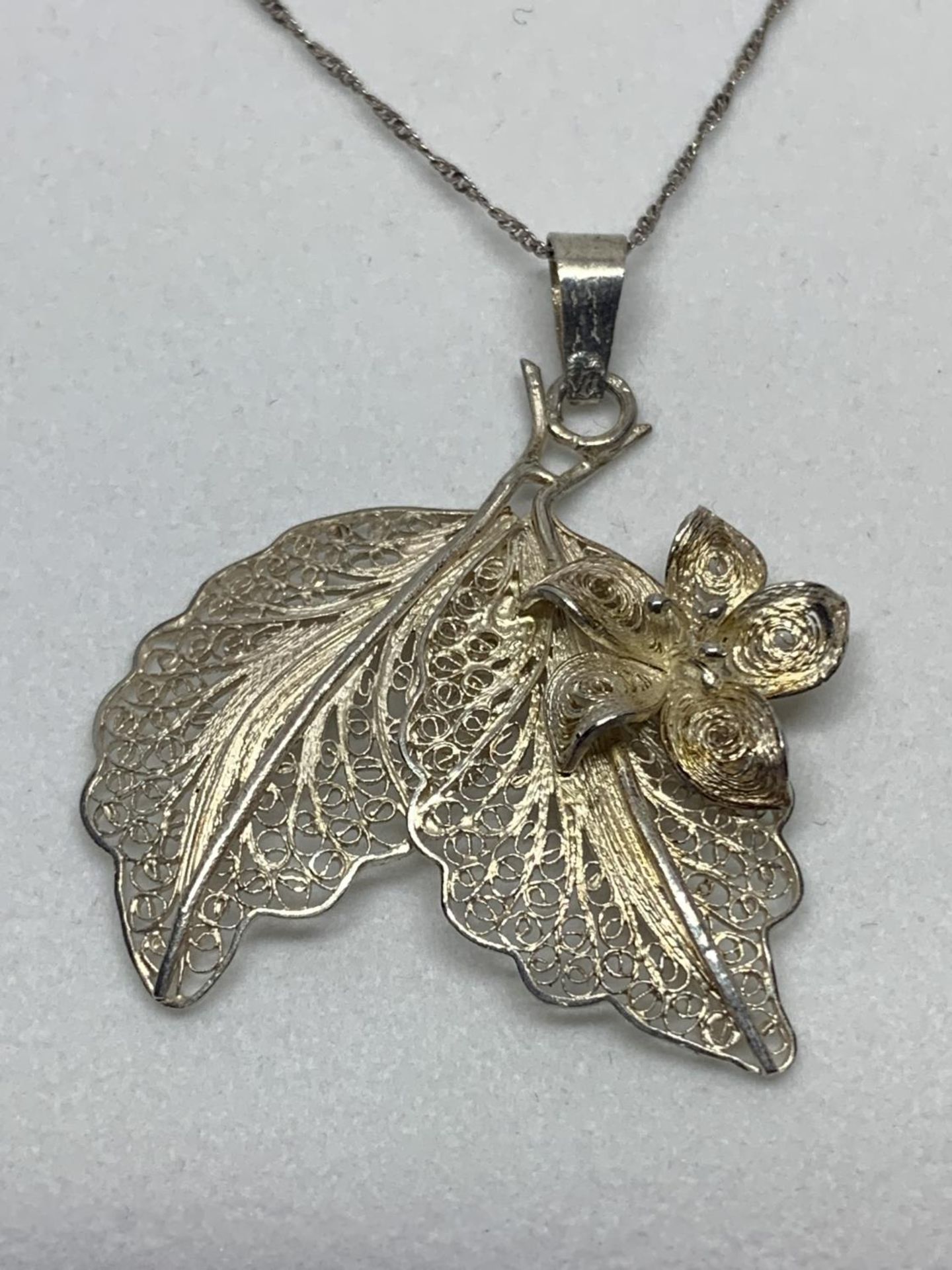 A SILVER LEAF DESIGN PENDANT IN A PRESENTATION BOX - Image 2 of 2