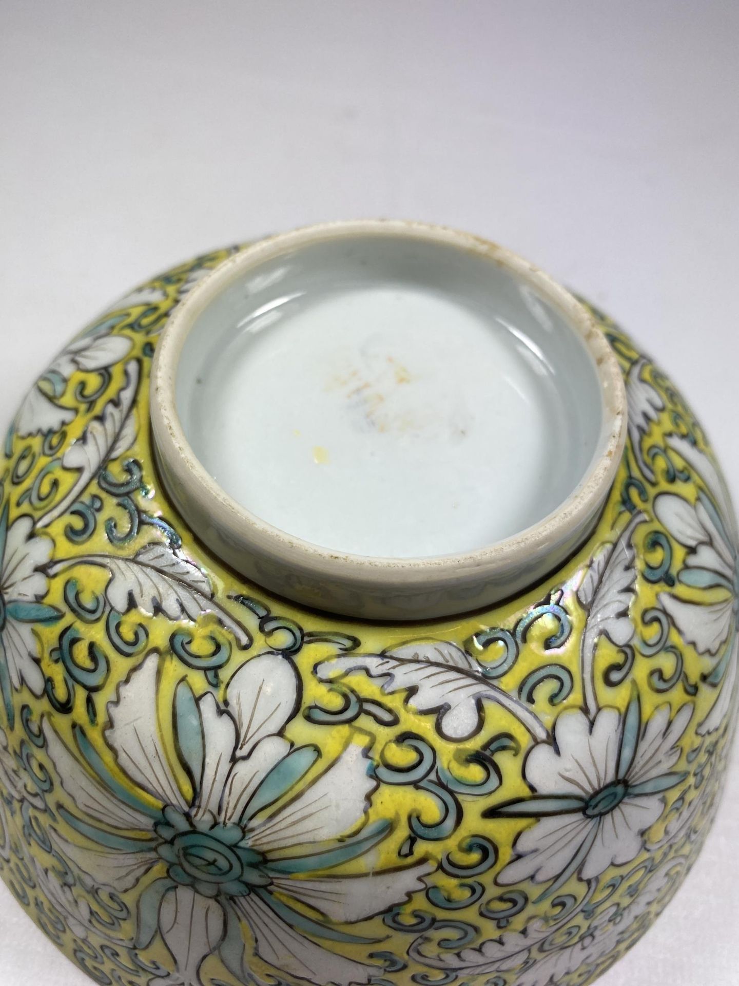 A 19TH CENTURY CHINESE EXPORT FAMILLE JAUNE PORCELAIN BOWL WITH ENAMELLED FLORAL DESIGN, UNMARKED TO - Image 7 of 9