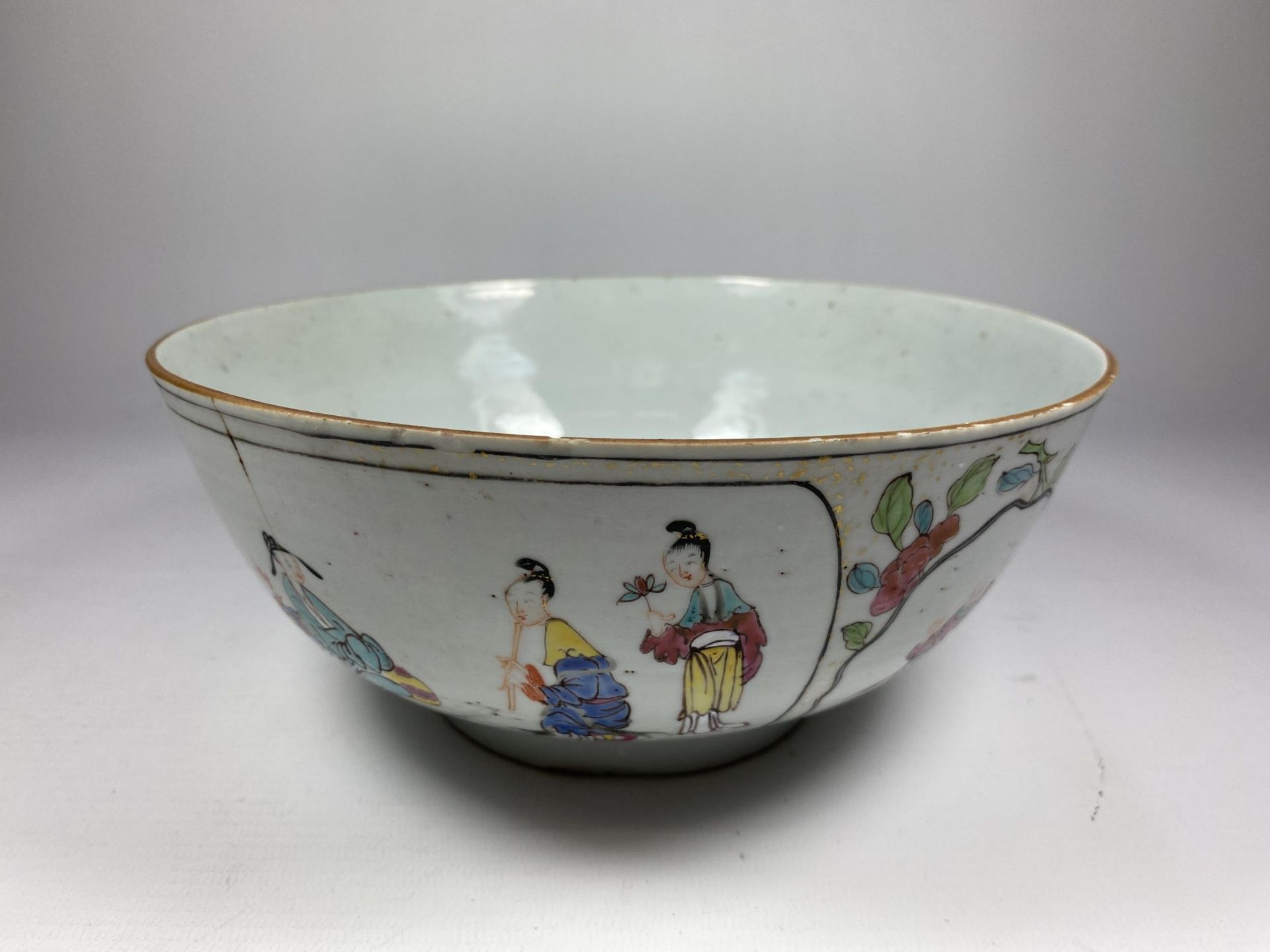 A LATE 18TH / EARLY 19TH CENTURY CHINESE PORCELAIN BOWL WITH ENAMELLED FIGURE DESIGN, DIAMETER 20CM - Image 3 of 8