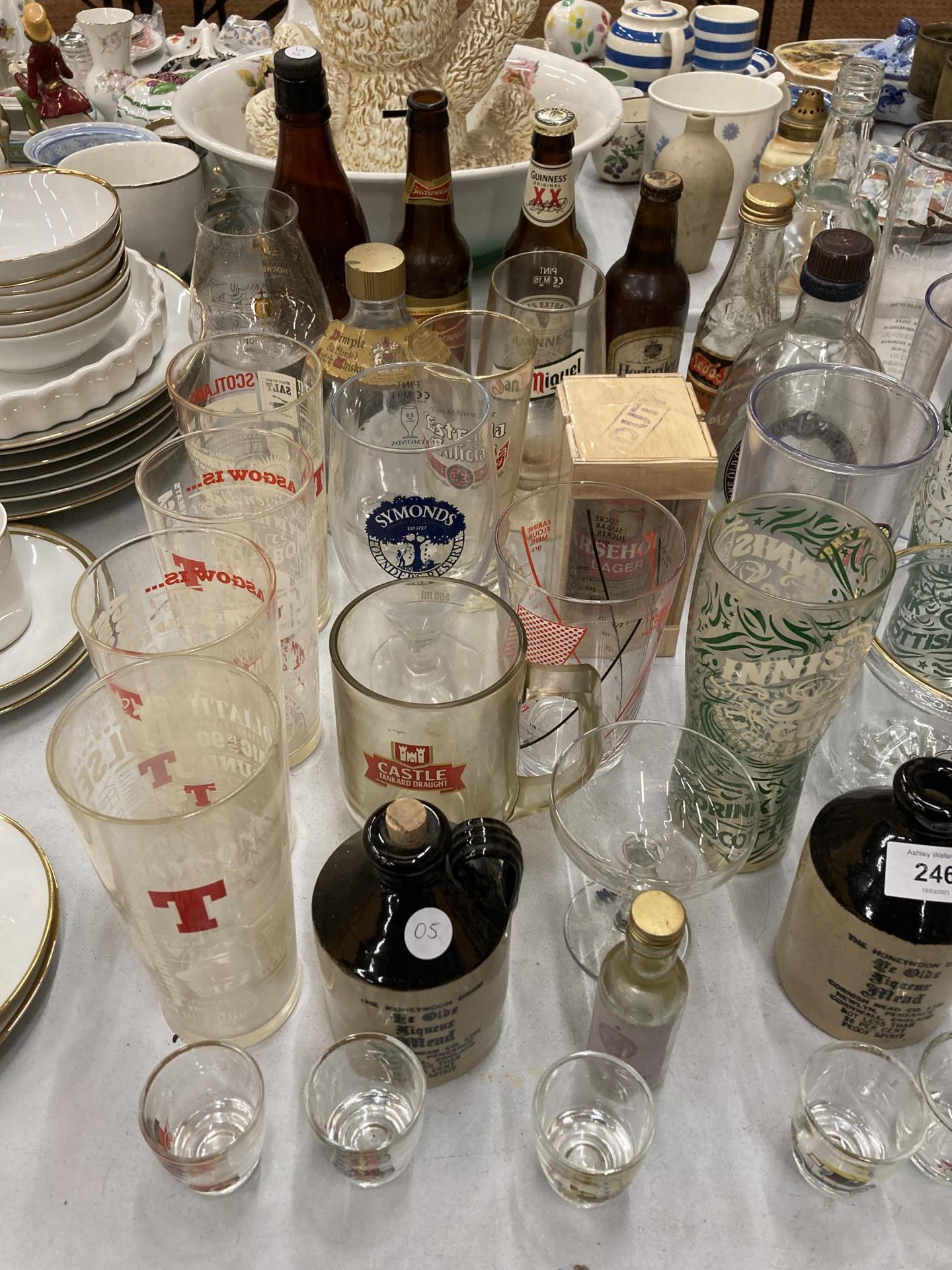 A COLLECTION OF VINTAGE BREWERIANA TO INCLUDE GLASSES, BOTTLES, SMALL FLAGONS ETC - Image 2 of 4