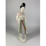 A CHINESE PORCELAIN FIGURE OF A GEISHA GIRL, HEIGHT 29CM