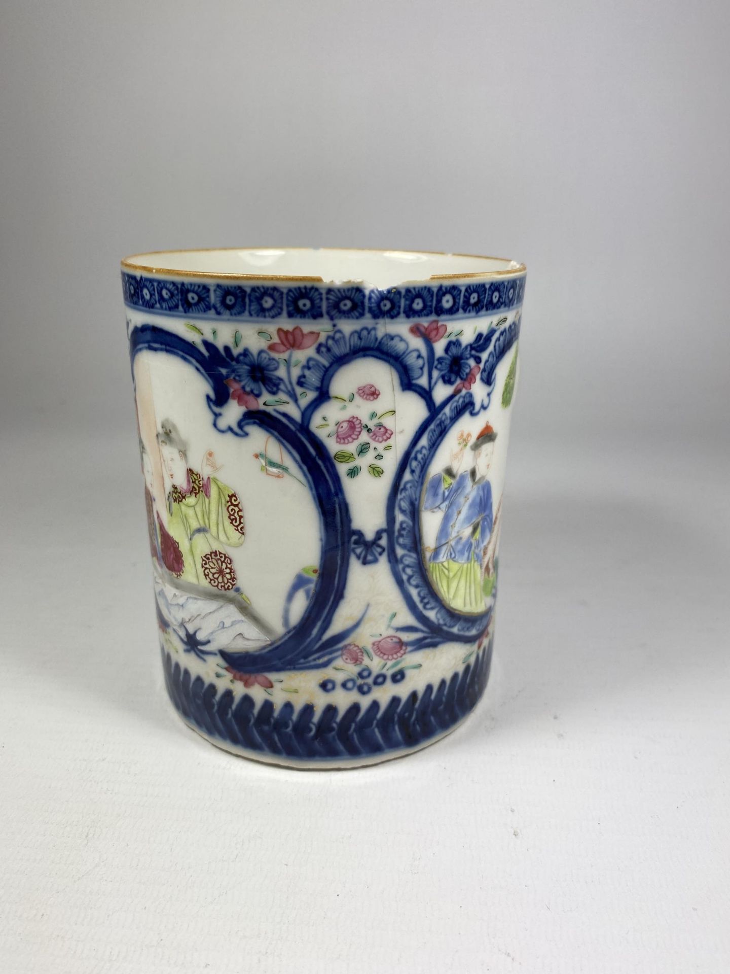 A LATE 18TH CENTURY CHINESE FAMILLE ROSE EXPORT TANKARD DEPICTING FIGURES IN A GARDEN LANDSCAPE, - Image 2 of 6