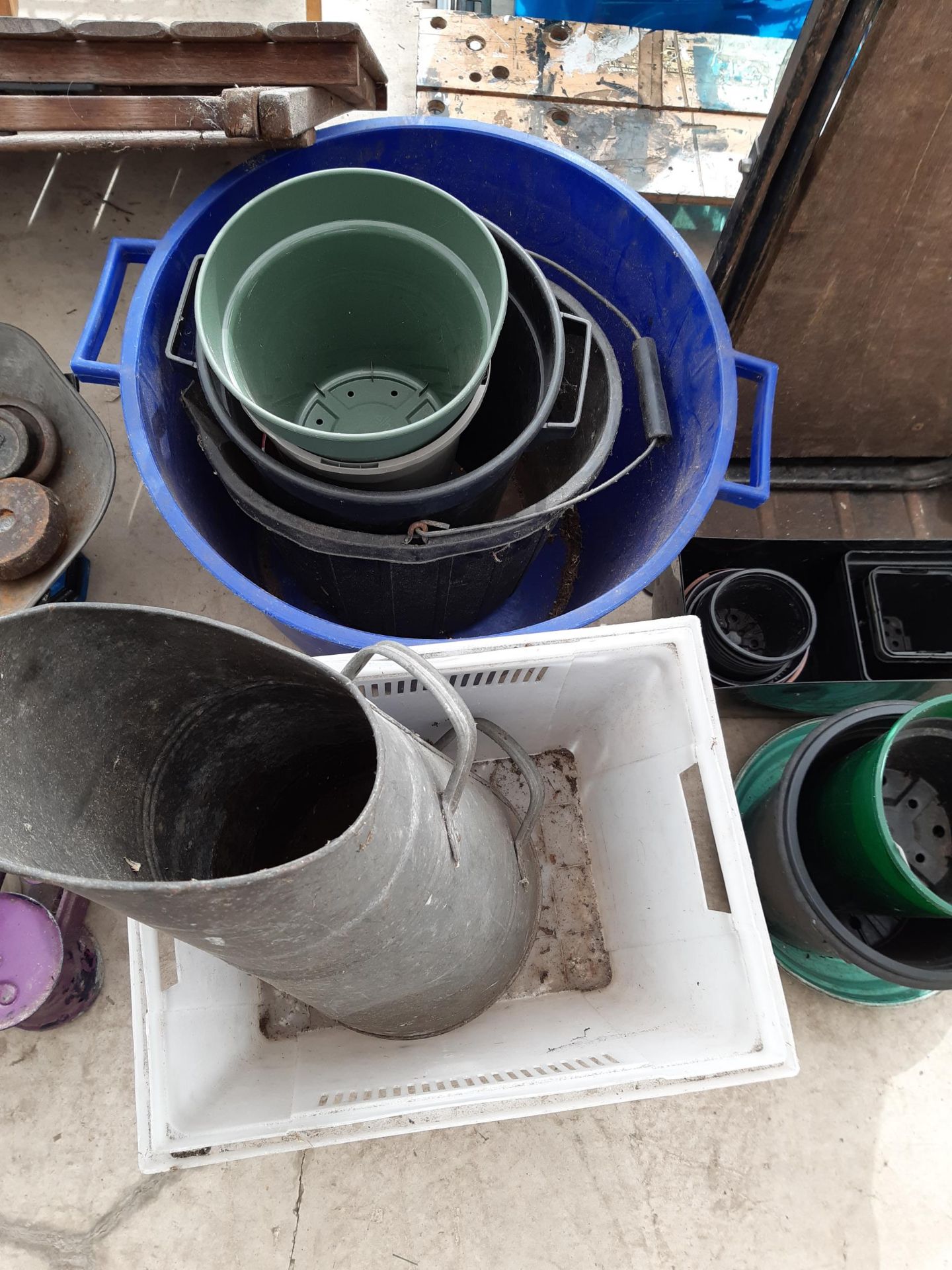 AN ASSORTMENT OF ITEMS TO INCLUDE A SACK TRUCK AND PLANT POTS ETC - Image 3 of 3