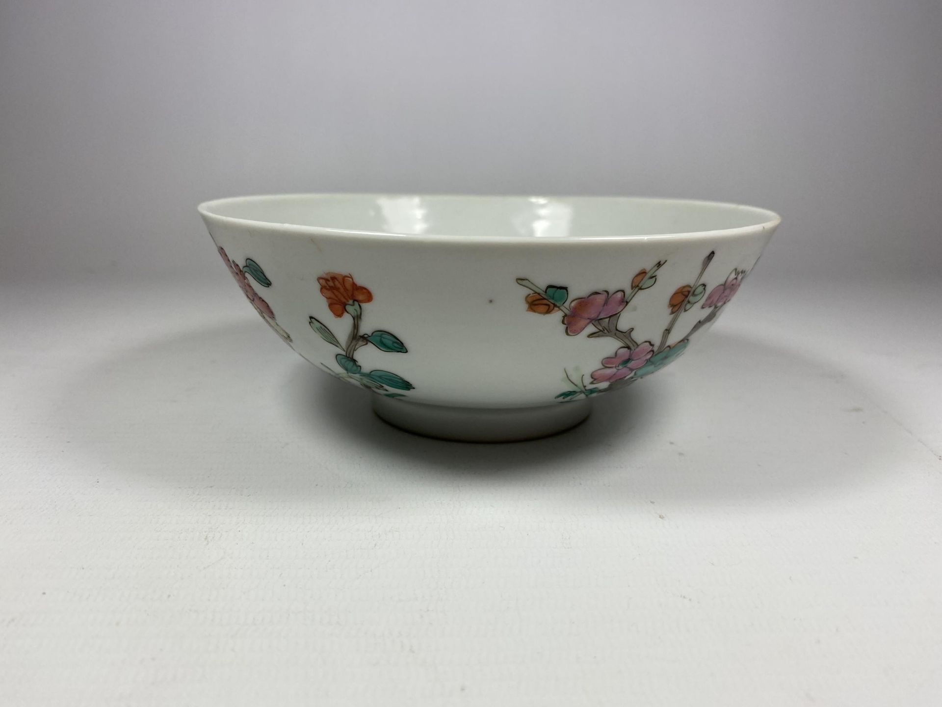 A 19TH CENTURY CHINESE FLORAL BOWL WITH SEAL MARK TO BASE, DIAMETER 16CM - Image 3 of 7