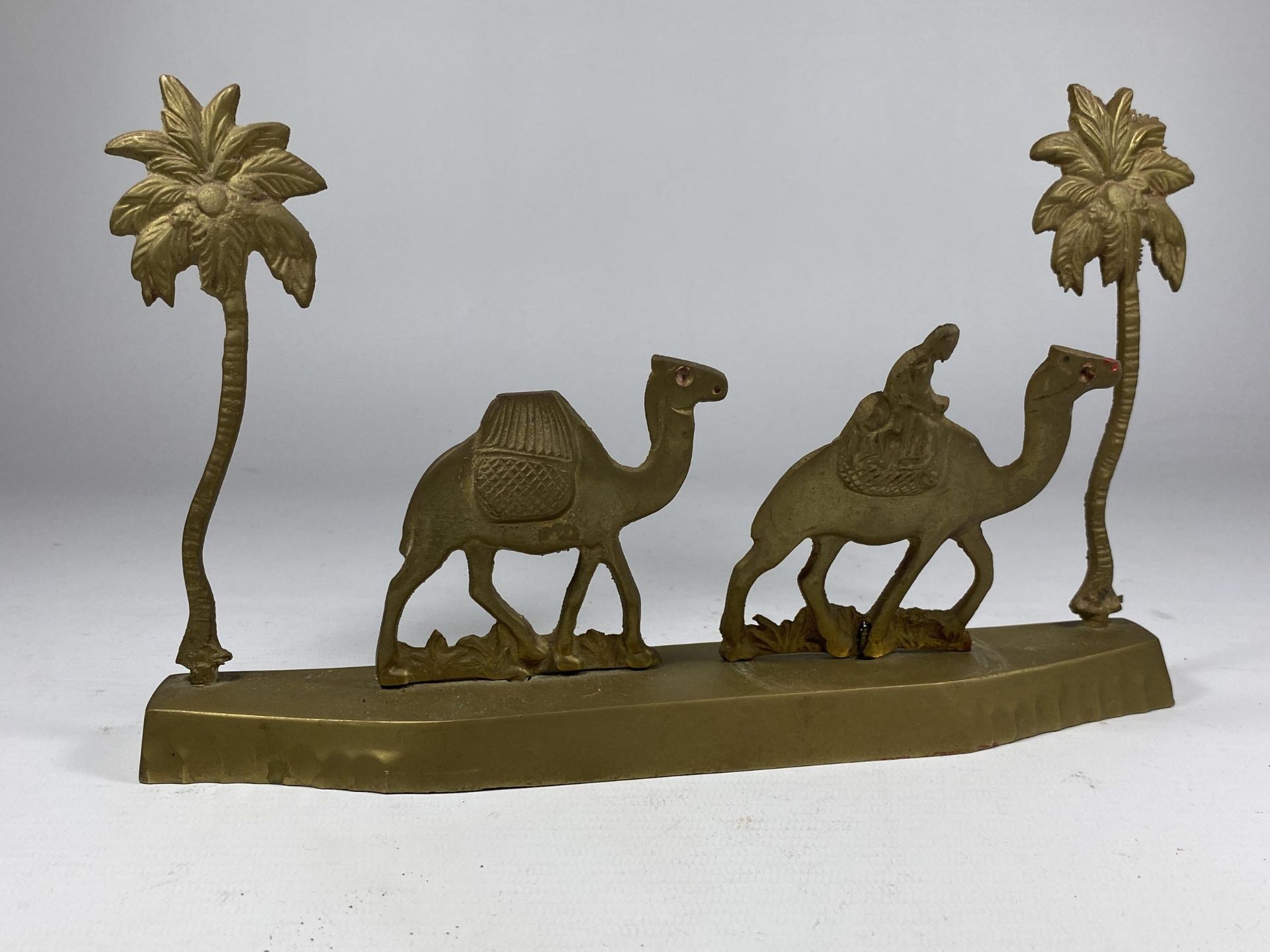 A VINTAGE EGYPTIAN BRASS CAMEL FIGURE GROUP, HEIGHT 15CM