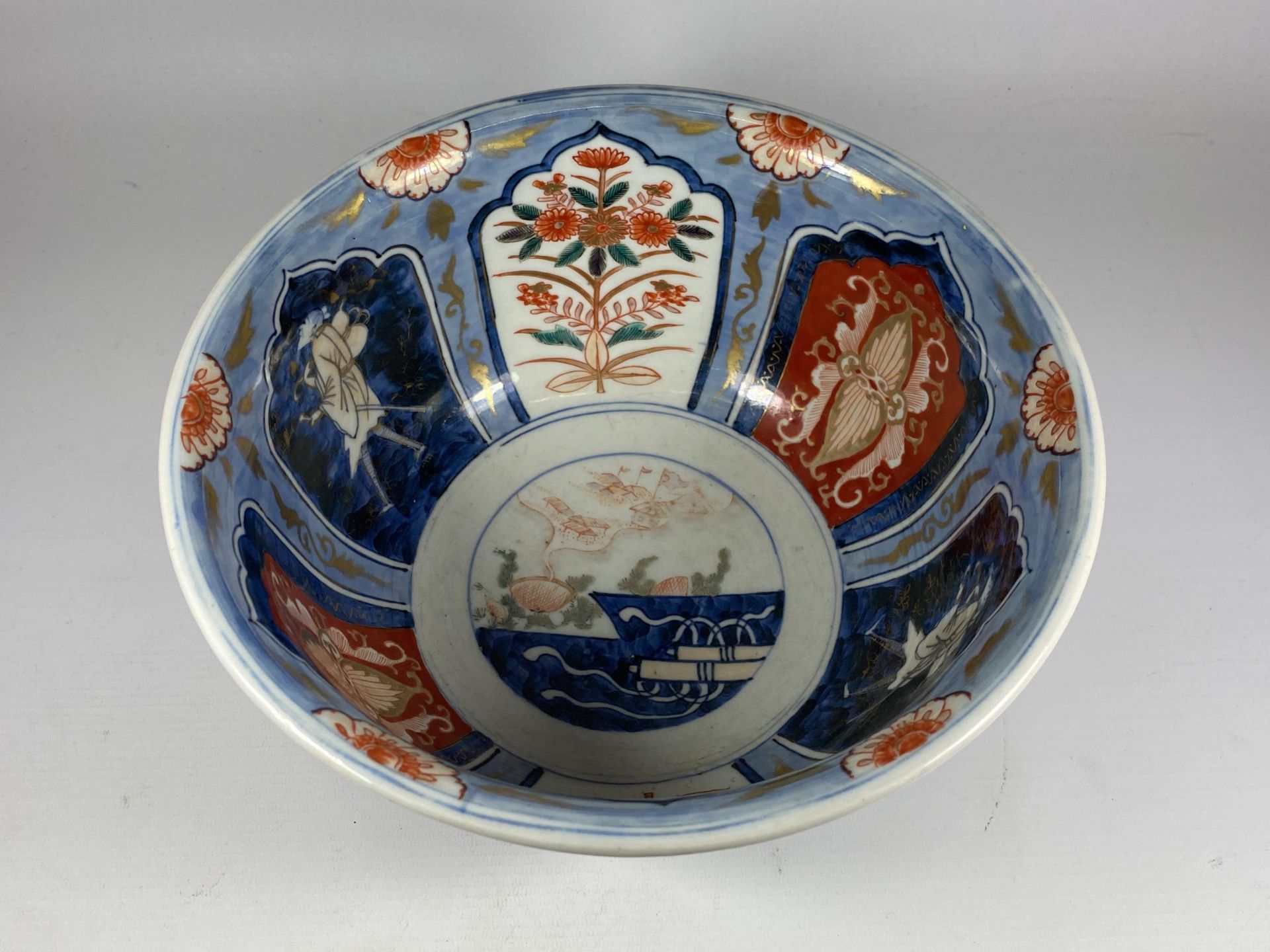 A LARGE JAPANESE MEIJI PERIOD (1868-1912) IMARI BOWL WITH SIX CHARACTER MARK TO BASE, DIAMETER 25. - Image 2 of 8