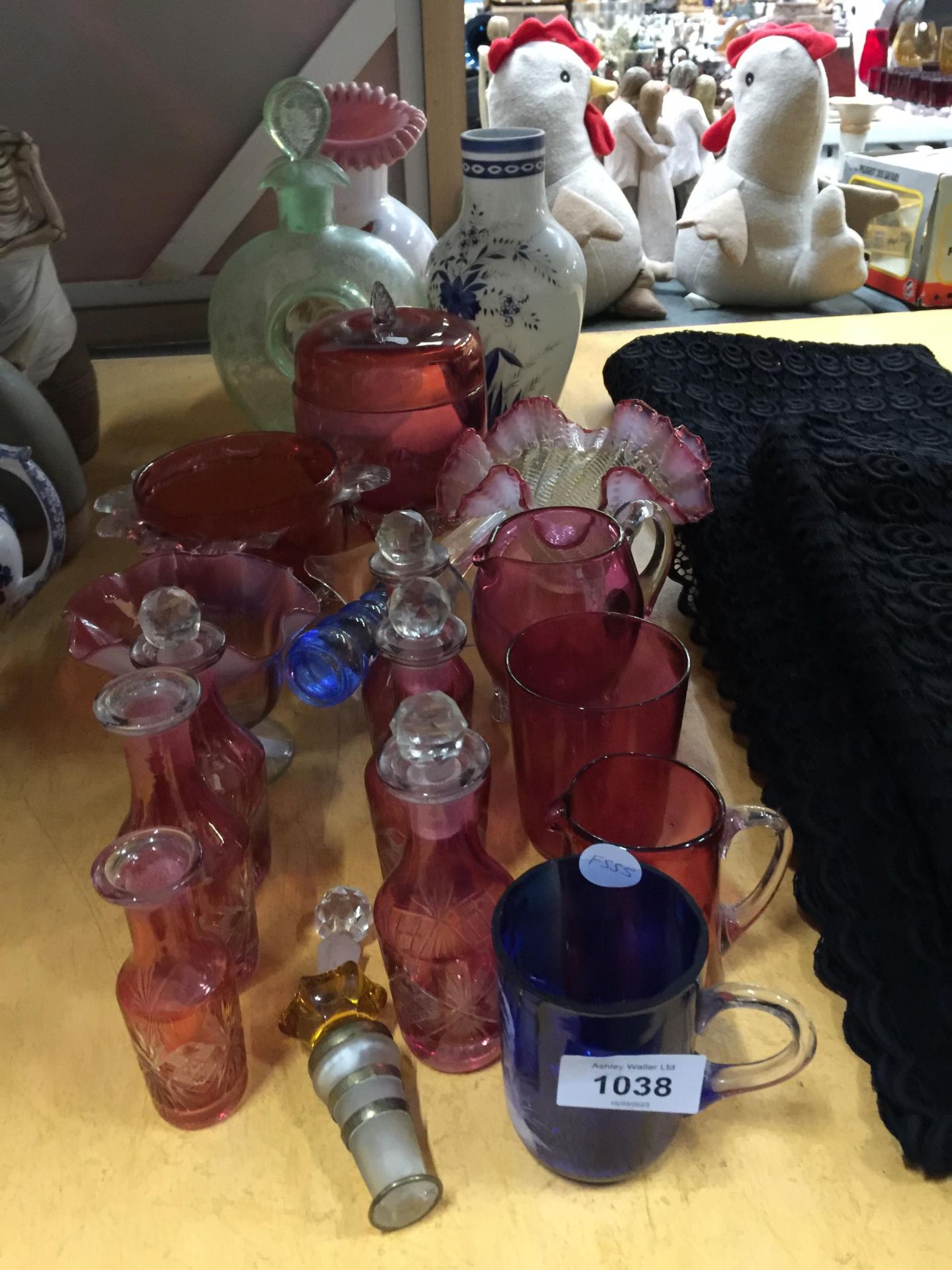 A QUANTITY OF VINTAGE GLASSWARE TO INCLUDE CRANBERRY BOWLS, BOTTLES WITH STOPPERS, JUGS, ETC PLUS