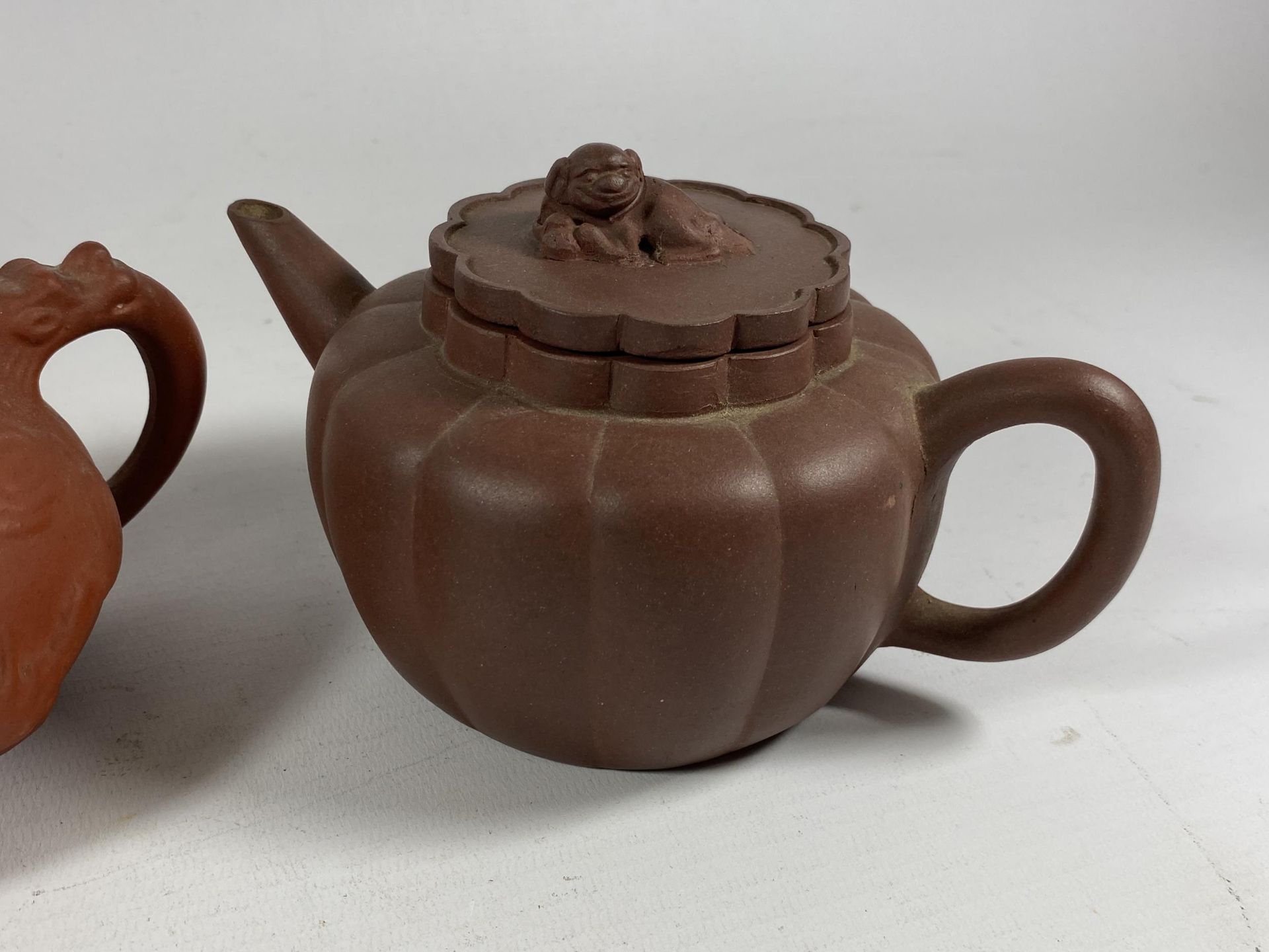 A GROUP OF THREE CHINESE YIXING CLAY TEAPOTS, LARGEST 10.5CM - Image 2 of 5