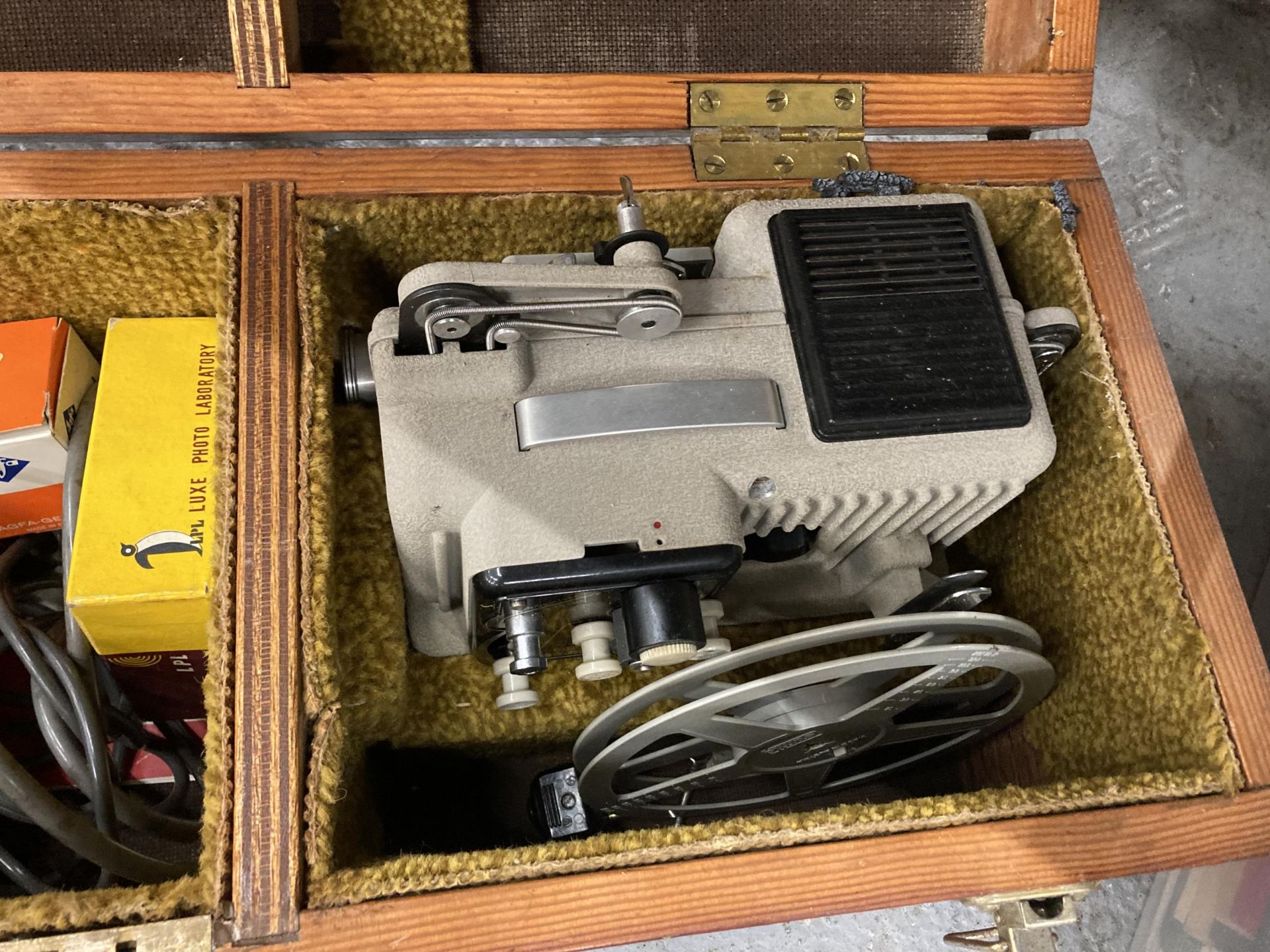 A CINE CAMERA IN A WOODEN CARRY BOX - Image 3 of 4