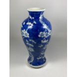 A A 19/20TH CENTURY CHINESE PRUNUS PATTERN BALUSTER FORM VASE, FOUR CHARACTER MARK TO BASE, HEIGHT