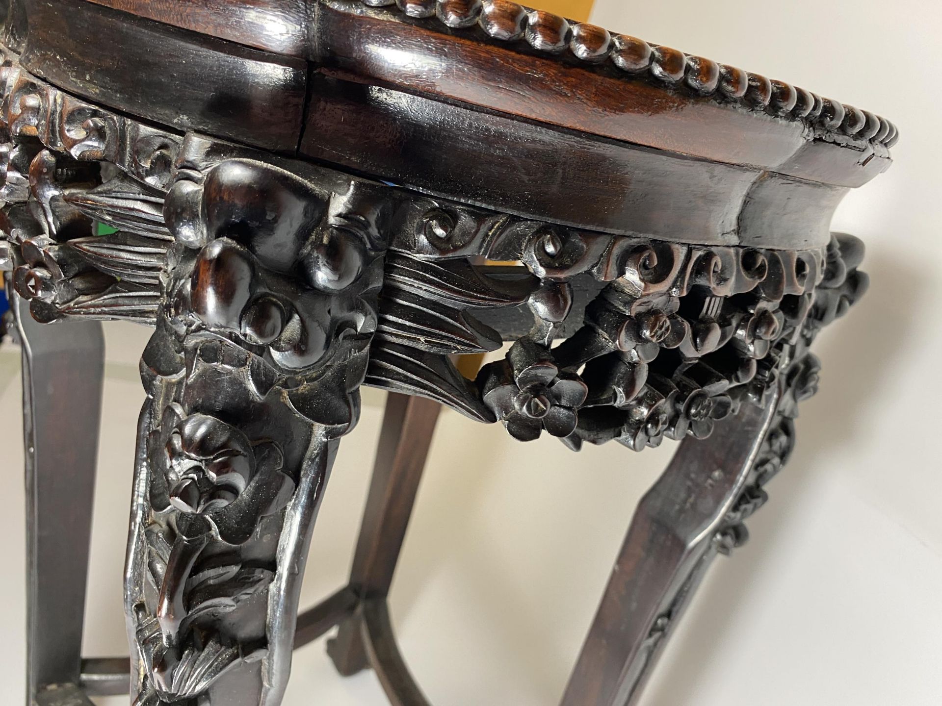 A CHINESE CARVED ROSEWOOD AND MARBLE TOPPED JARDINIERE STAND, HEIGHT 62CM - Image 5 of 8