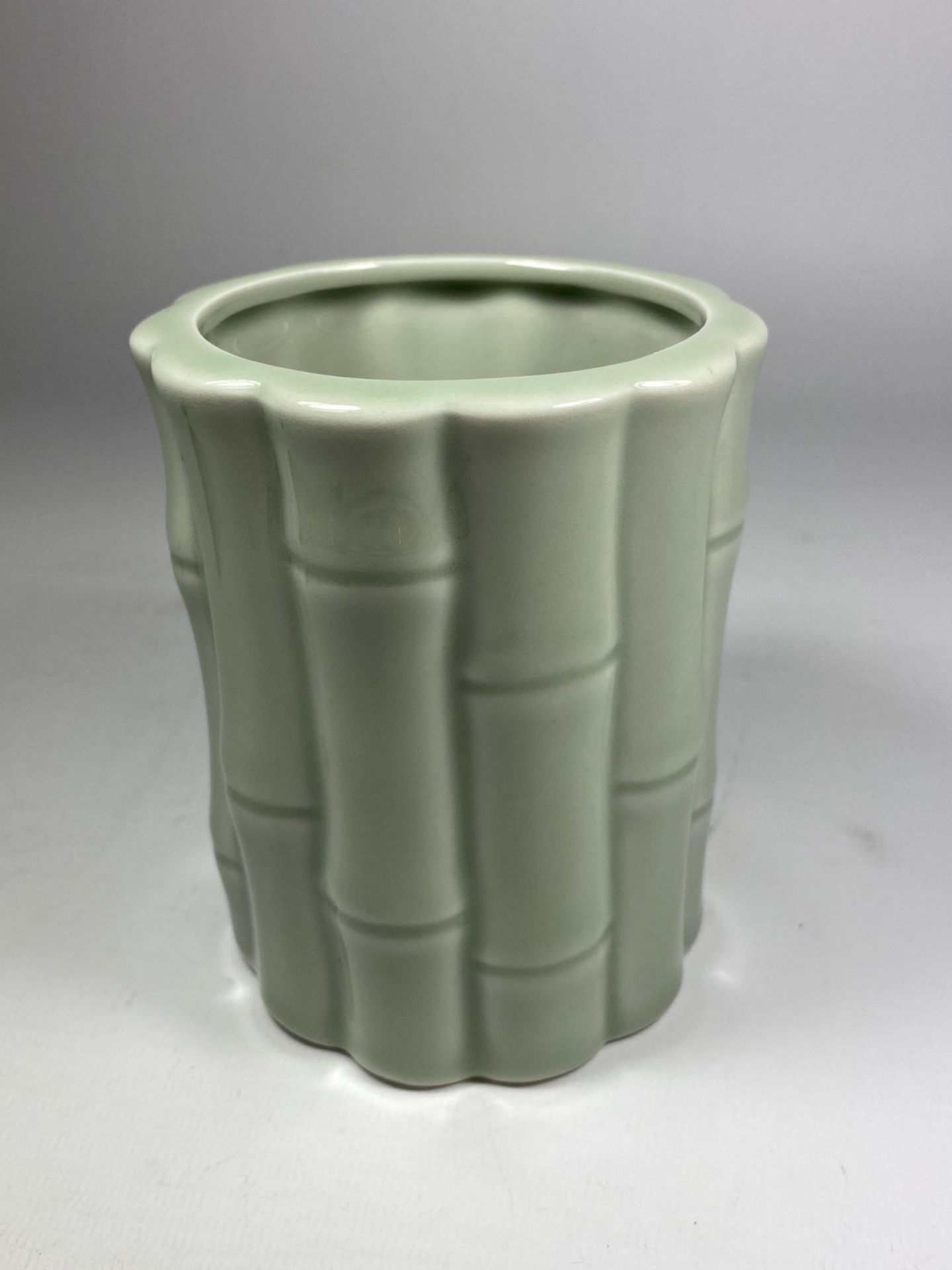 A CHINESE CELADON PORCELAIN BITONG BAMBOO DESIGN VASE, SEAL MARK TO BASE, HEIGHT 12CM - Image 3 of 5