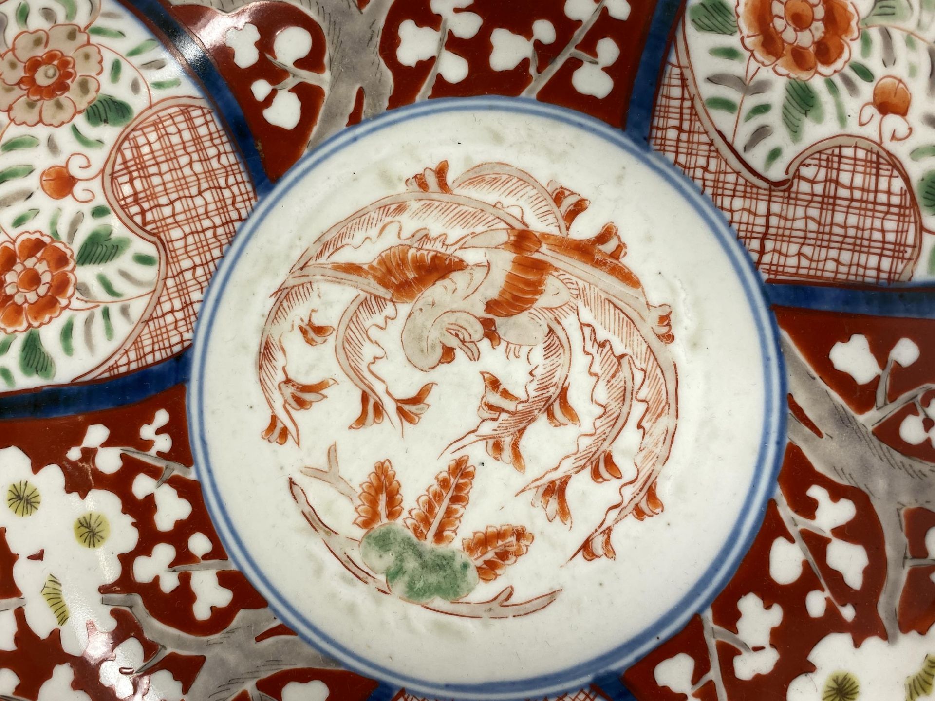 A LARGE JAPANESE MEIJI PERIOD (1868-1912) IMARI FRUIT BOWL WITH RED ENAMELLED FLORAL DESIGN, - Image 4 of 8