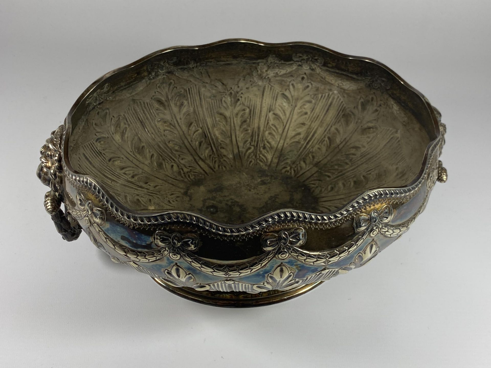 A VICTORIAN, DATED 1868, ELKINGTON & CO SILVER PLATED LION TWIN HANDLED PEDESTAL BOWL, LENGTH 30CM - Bild 3 aus 5