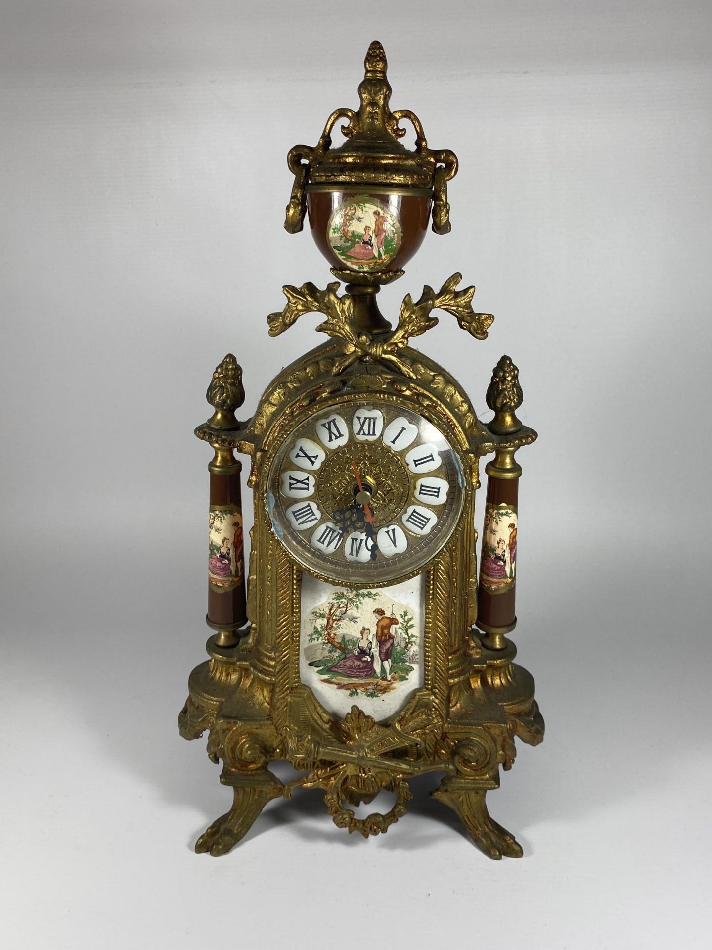 A LIMOGES STYLE DECORATIVE BRASS MANTLE CLOCK, CONVERTED TO BATTERY, HEIGHT 41CM