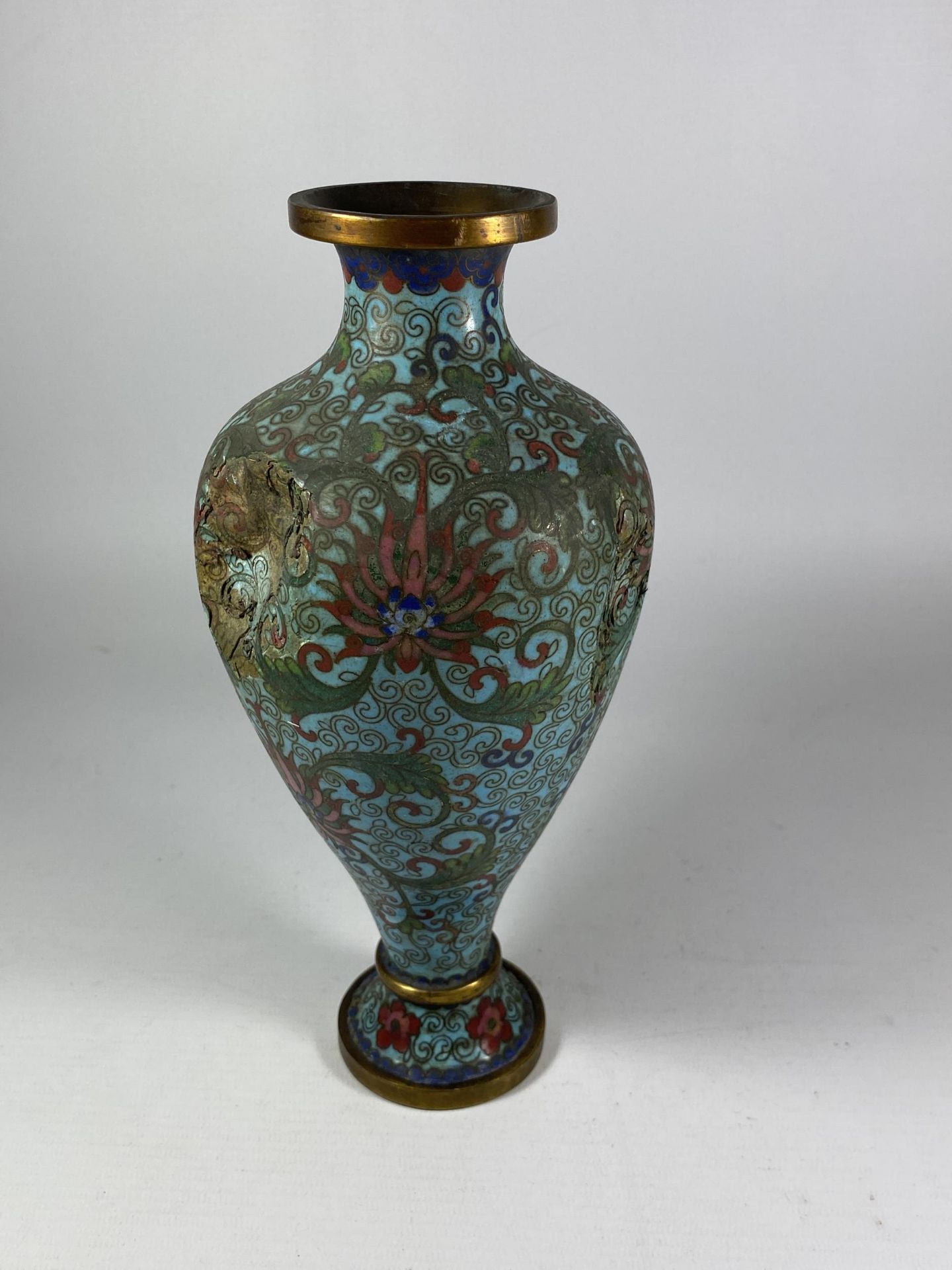 A 19TH CENTURY CHINESE FLORAL CLOISONNE DESIGN VASE, HEIGHT 24CM (A/F) - Image 2 of 4
