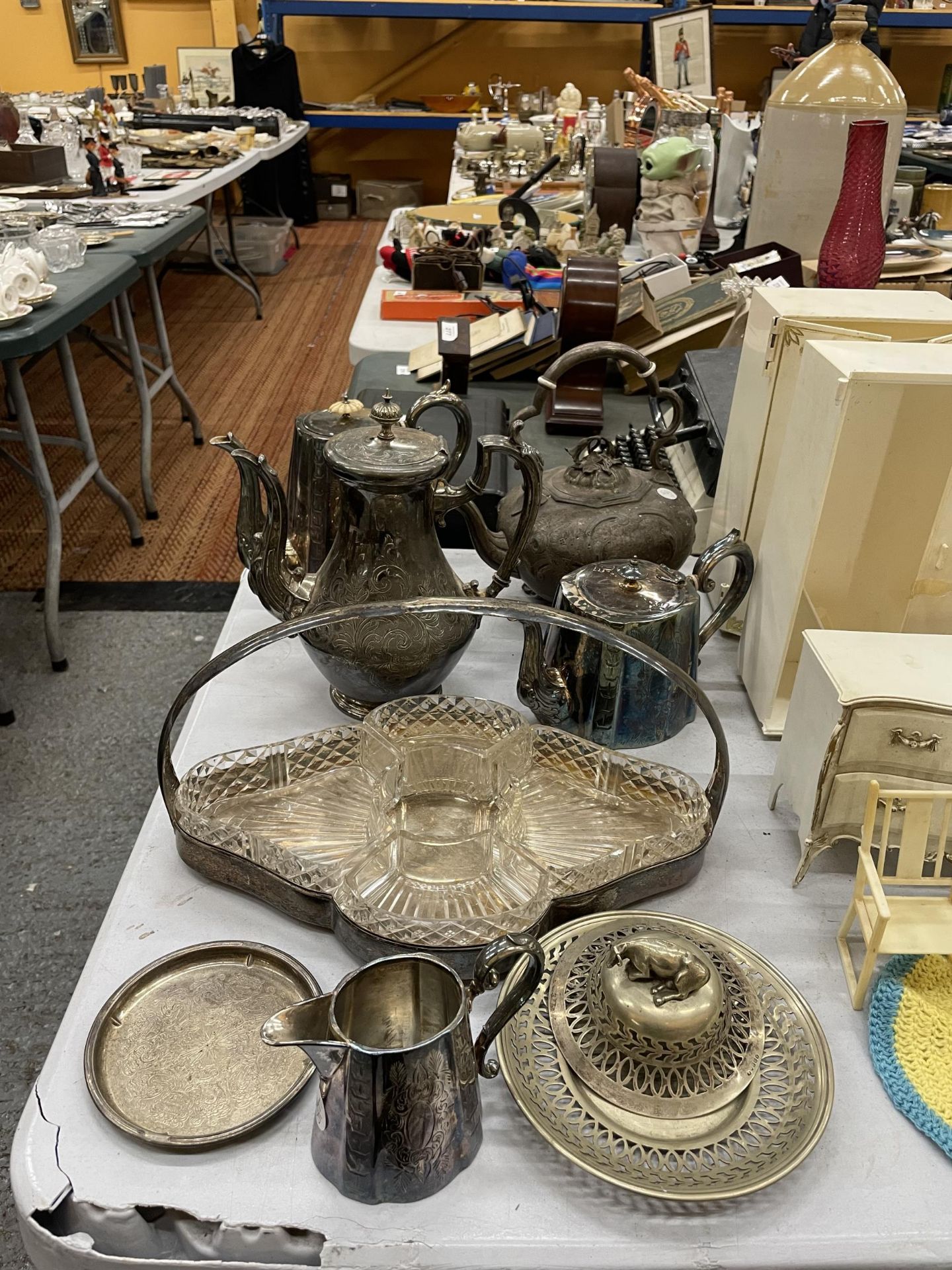 VARIOUS SILVER PLATED ITEMS TO INCLUDE COFFEE POTS, TEA POTS, HORS D'OEUVRES DISH, JIUG ETC