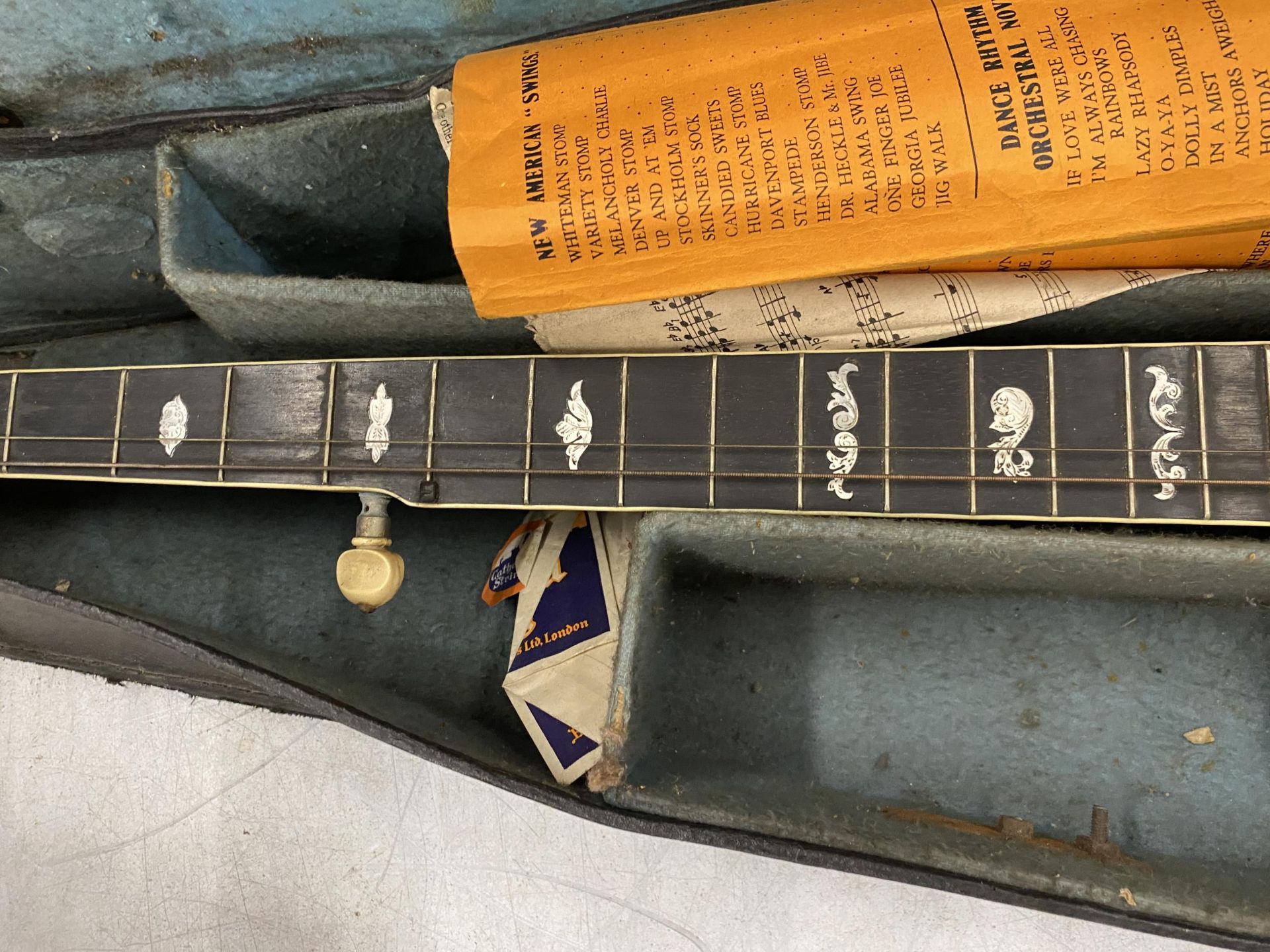 A VINTAGE CASED 'PARAGON' BANJO WITH MOTHER OF PEARL FRETBOARD - Image 4 of 5