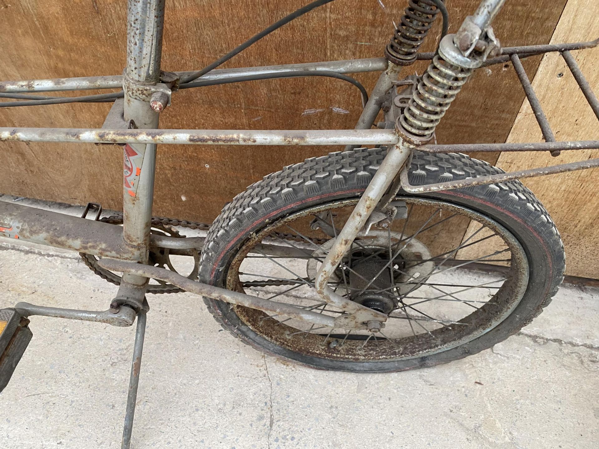 A VINTAGE RALEIGH CHOPPER BIKE - Image 4 of 6