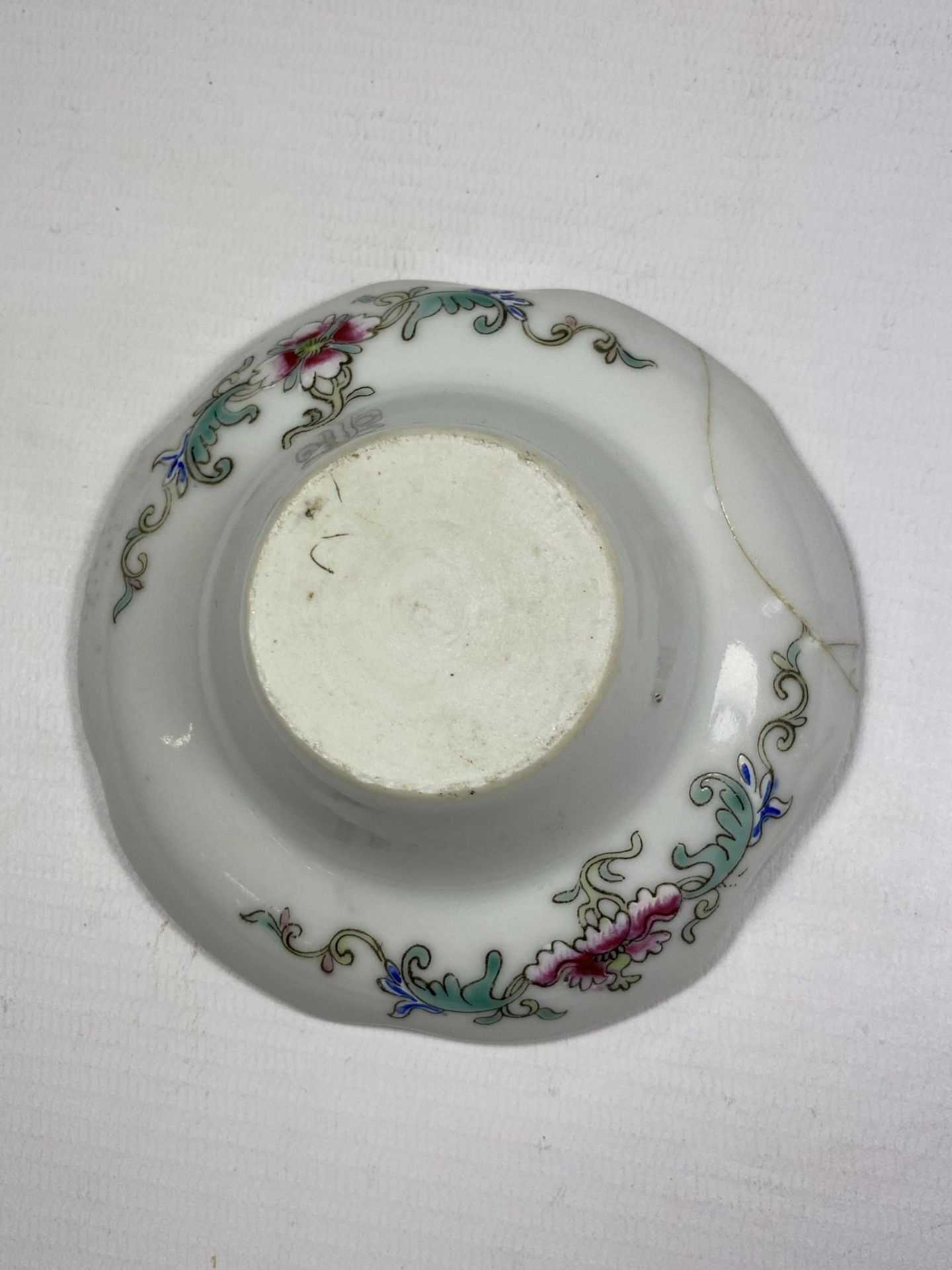 AN UNUSUAL CHINESE PORCELAIN FAMILLE JAUNE ARMORIAL TYPE DISH, DIAMETER 10.5CM (A/F) - Image 4 of 5