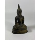 A SINO TIBETAN BRONZE MODEL OF A BUDDHA, HEIGHT 13CM