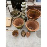 AN ASSORTMENT OF GARDEN ITEMS TO INCLUDE TERACOTTA POTS, A WATER FEATURE AND A GLAZED PLANTER ETC