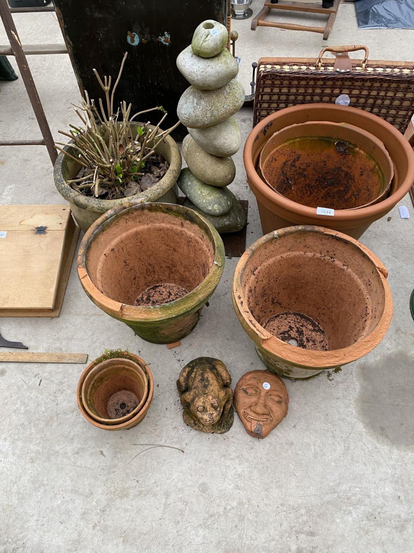 AN ASSORTMENT OF GARDEN ITEMS TO INCLUDE TERACOTTA POTS, A WATER FEATURE AND A GLAZED PLANTER ETC