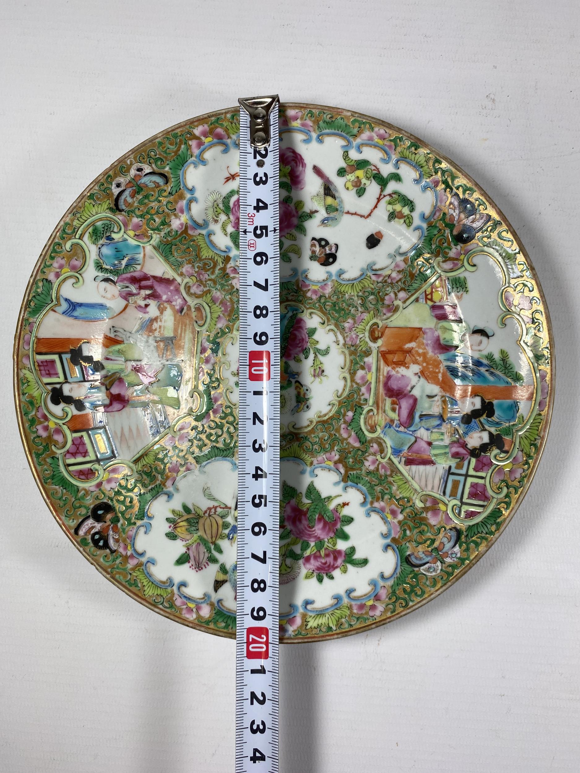 A PAIR OF 19TH CENTURY CHINESE CANTON FAMILLE ROSE MEDALLION PLATES, DIAMETER 20CM - Image 5 of 5