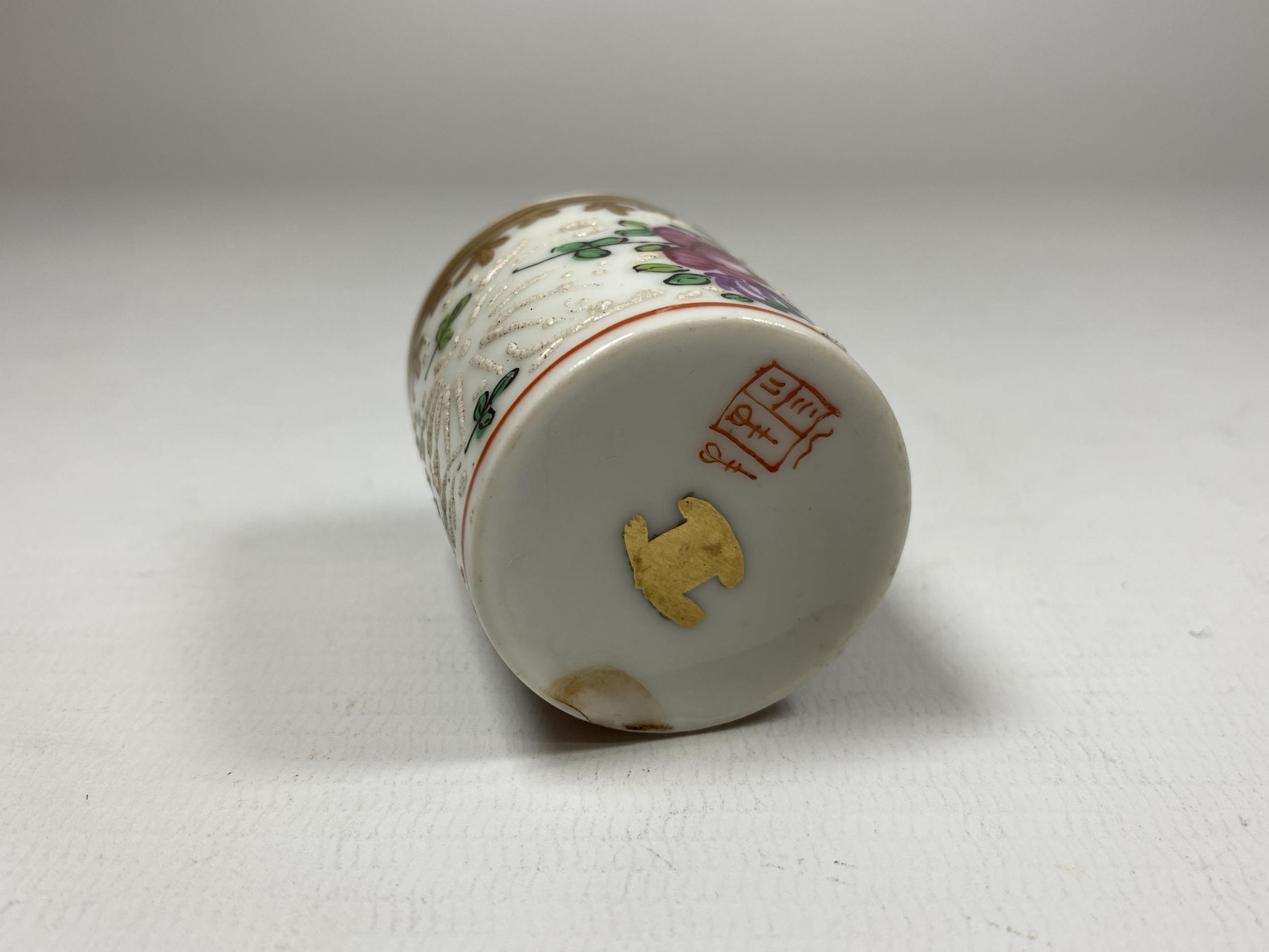 A MINIATURE 19TH CENTURY CHINESE EXPORT PORCELAIN TANKARD, HEIGHT 4CM - Image 3 of 4