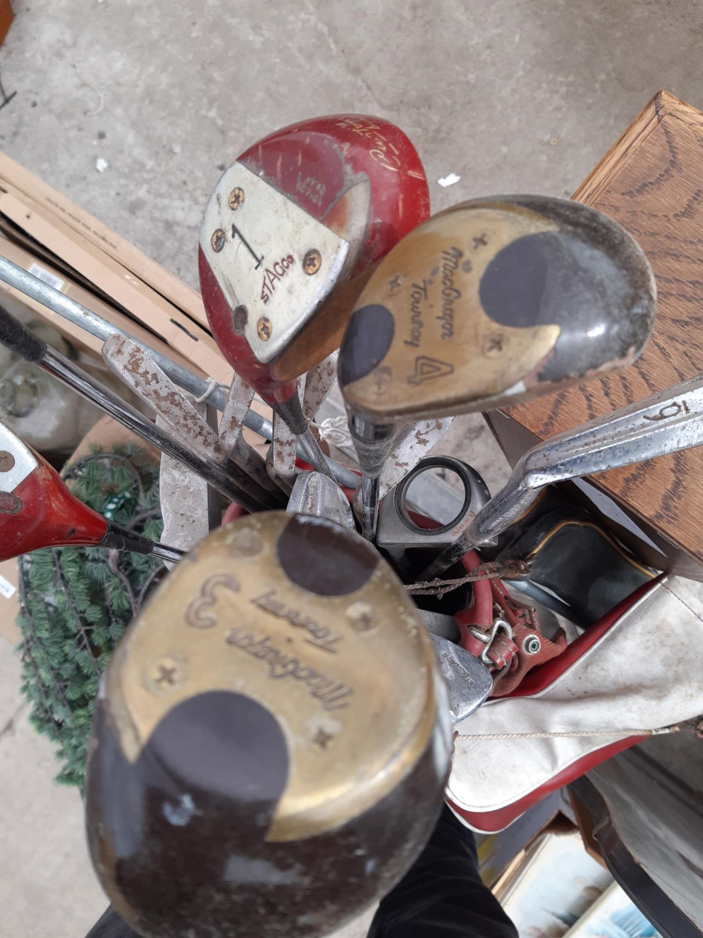 A VINTAGE GOLF BAG AND AN ASSORTMENT OF VINTAGE GOLF CLUBS ETC - Image 4 of 4