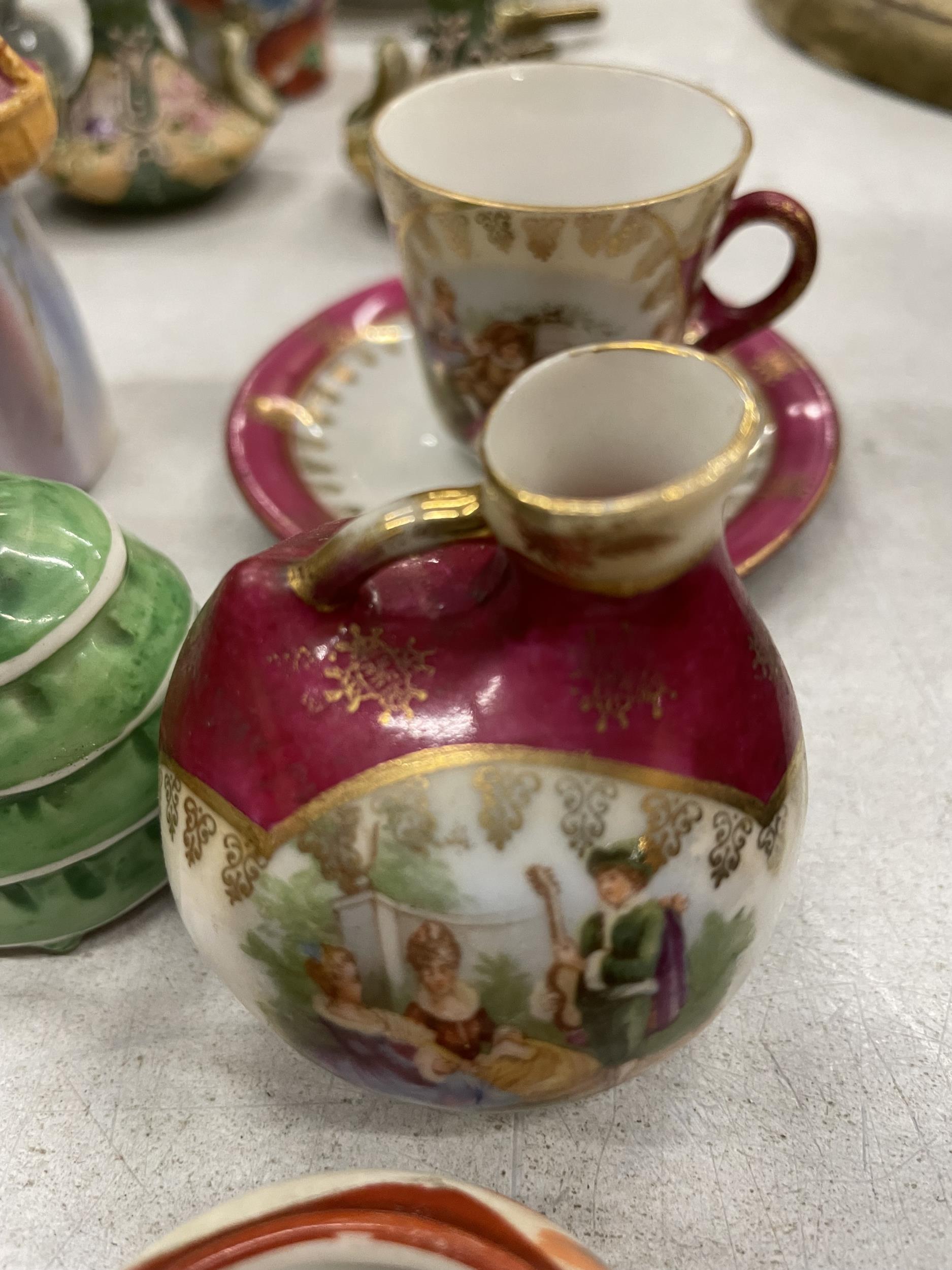 A COLLECTION OF MINIATURE ITEMS TO INCLUDE A TEASET, CUPS AND SAUCERS, FIGURES, VASES, PISTOL ETC - Image 4 of 5