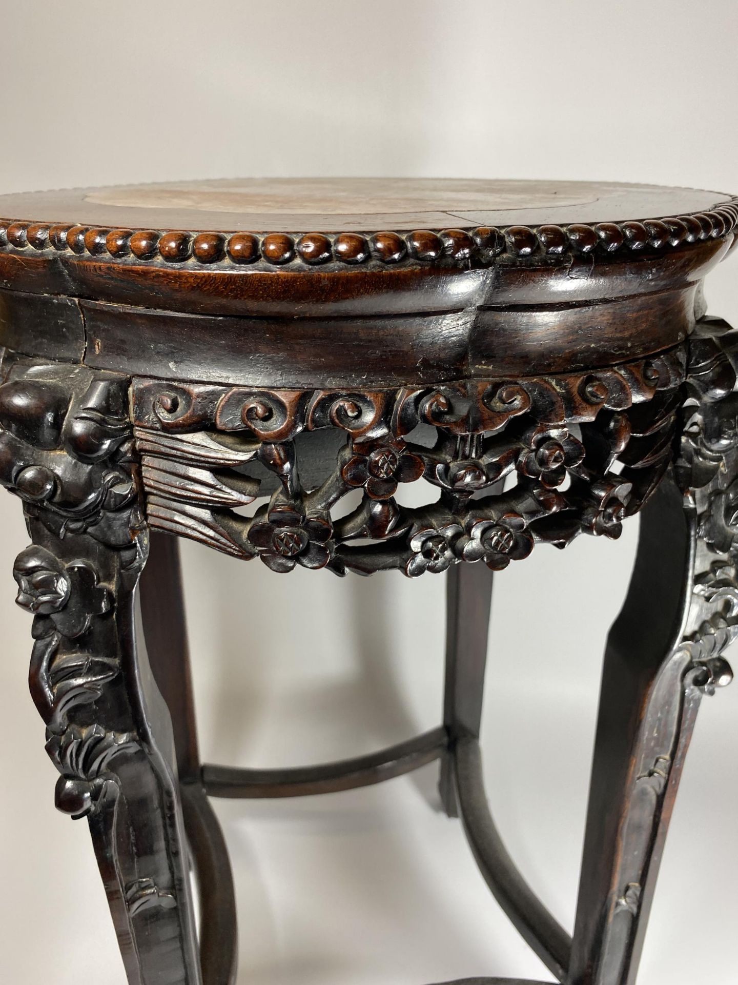 A CHINESE CARVED ROSEWOOD AND MARBLE TOPPED JARDINIERE STAND, HEIGHT 62CM - Image 3 of 8