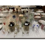 A COLLECTION OF VINTAGE BREWERIANA TO INCLUDE GLASSES, BOTTLES, SMALL FLAGONS ETC