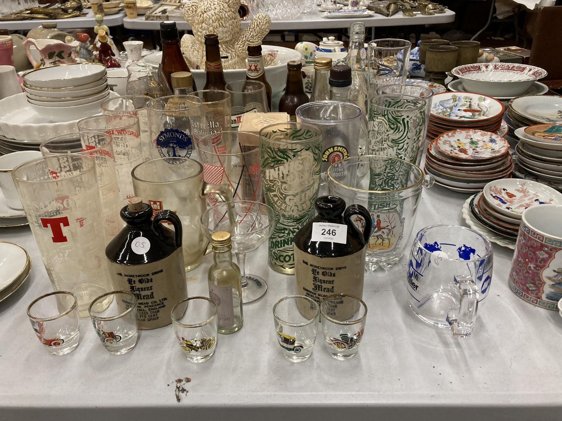 A COLLECTION OF VINTAGE BREWERIANA TO INCLUDE GLASSES, BOTTLES, SMALL FLAGONS ETC