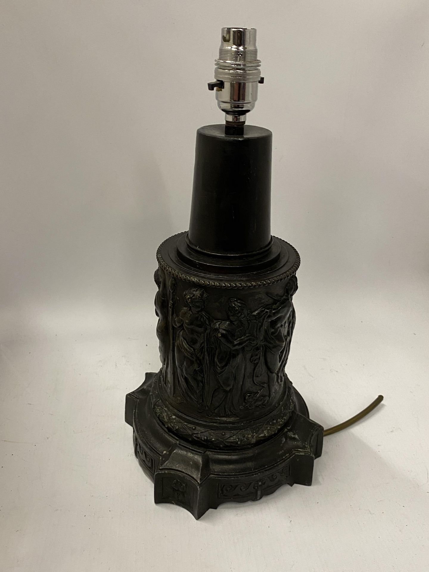 A VINTAGE SPELTER TABLE LAMP BASE WITH CLASSICAL FIGURE DESIGN, HEIGHT 37CM