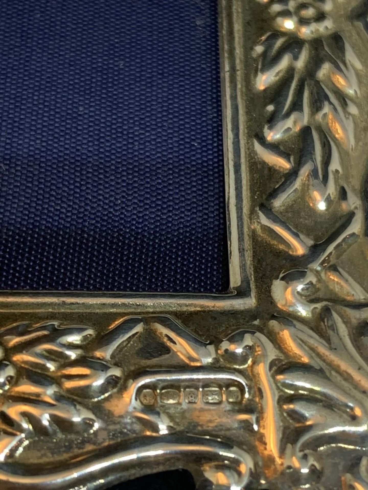 A SMALL DECORATIVE HALLMARKED SHEFFIELD SILVER PHOTOGRAPH FRAME - Image 3 of 3