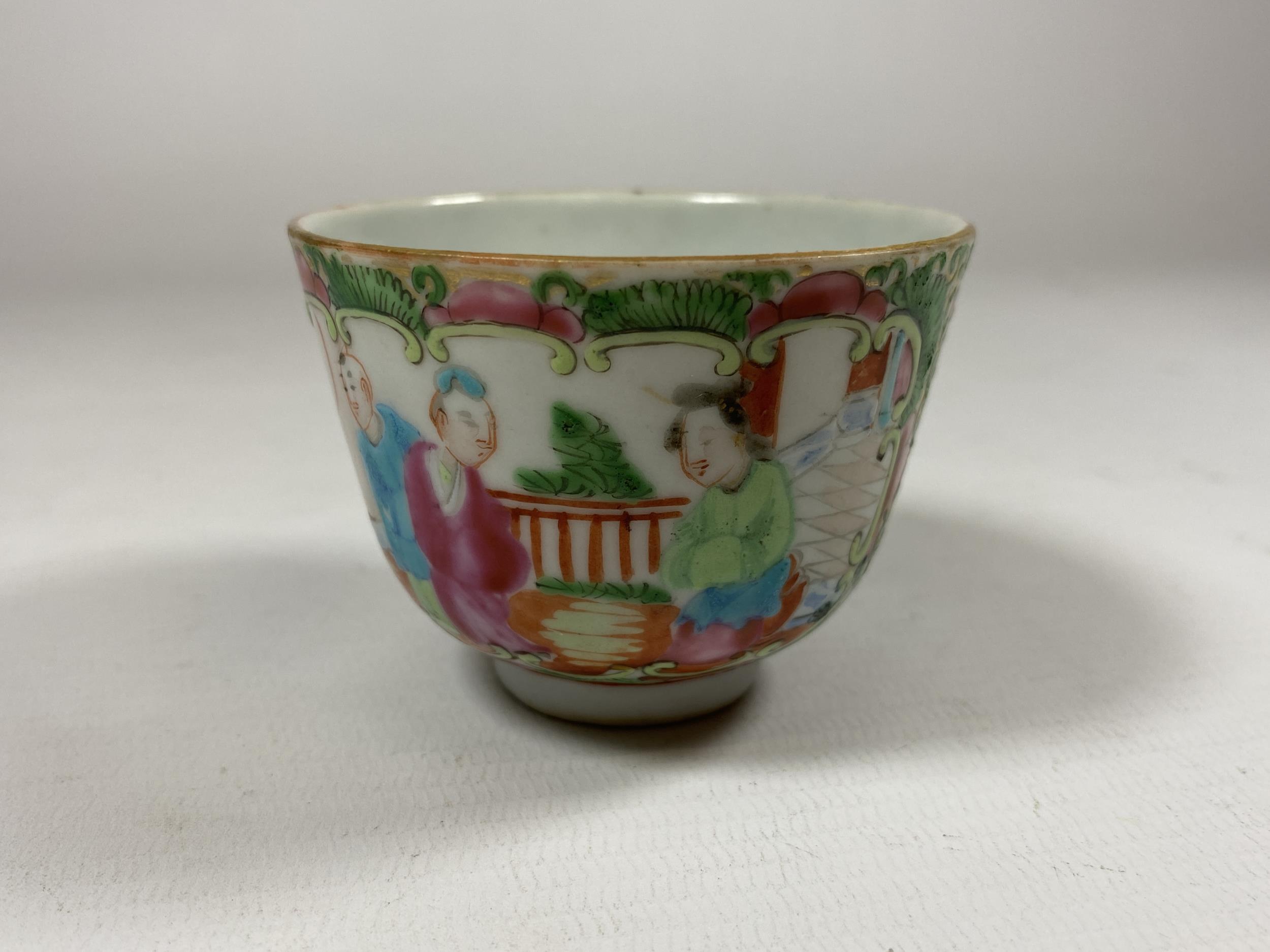 A 19TH CENTURY CHINESE CANTON FAMILLE ROSE TEABOWL, HEIGHT 5CM