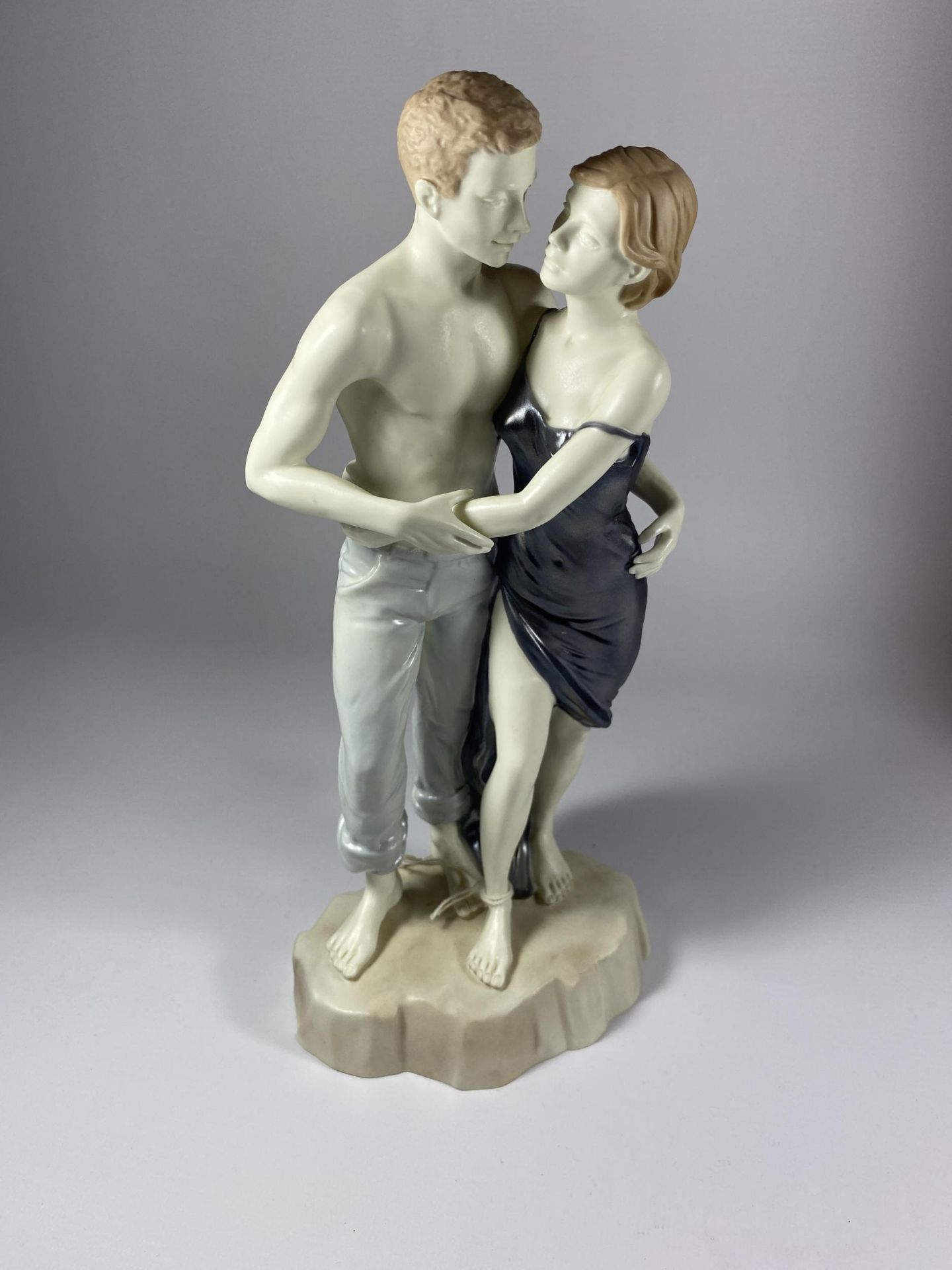 A BOXED ROYAL WORCESTER 'LIVING SCULPTURES' MATTE LIMITED EDITION - 25/250 -FIGURES OF LOVERS HEIGHT - Image 2 of 3