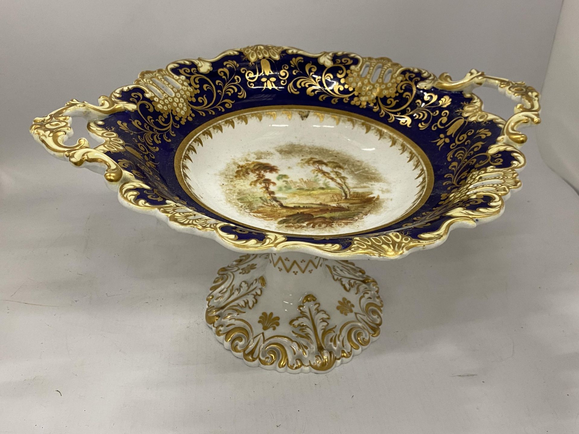 A VICTORIAN FOOTED COMPORT WITH COBALT BLUE, GOLD FILIGREE AND TRANSFER PRINTED SCENE, HEIGHT 17CM