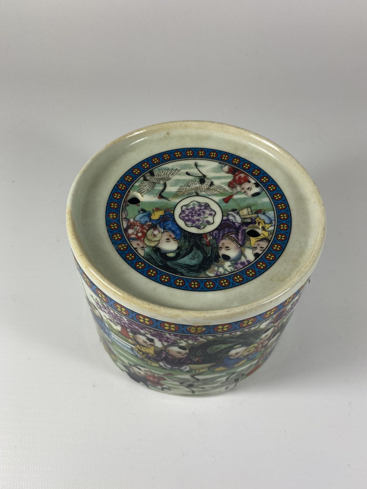 A DECORATIVE CHINESE LIDDED JAR, HEIGHT 10CM - Image 2 of 4